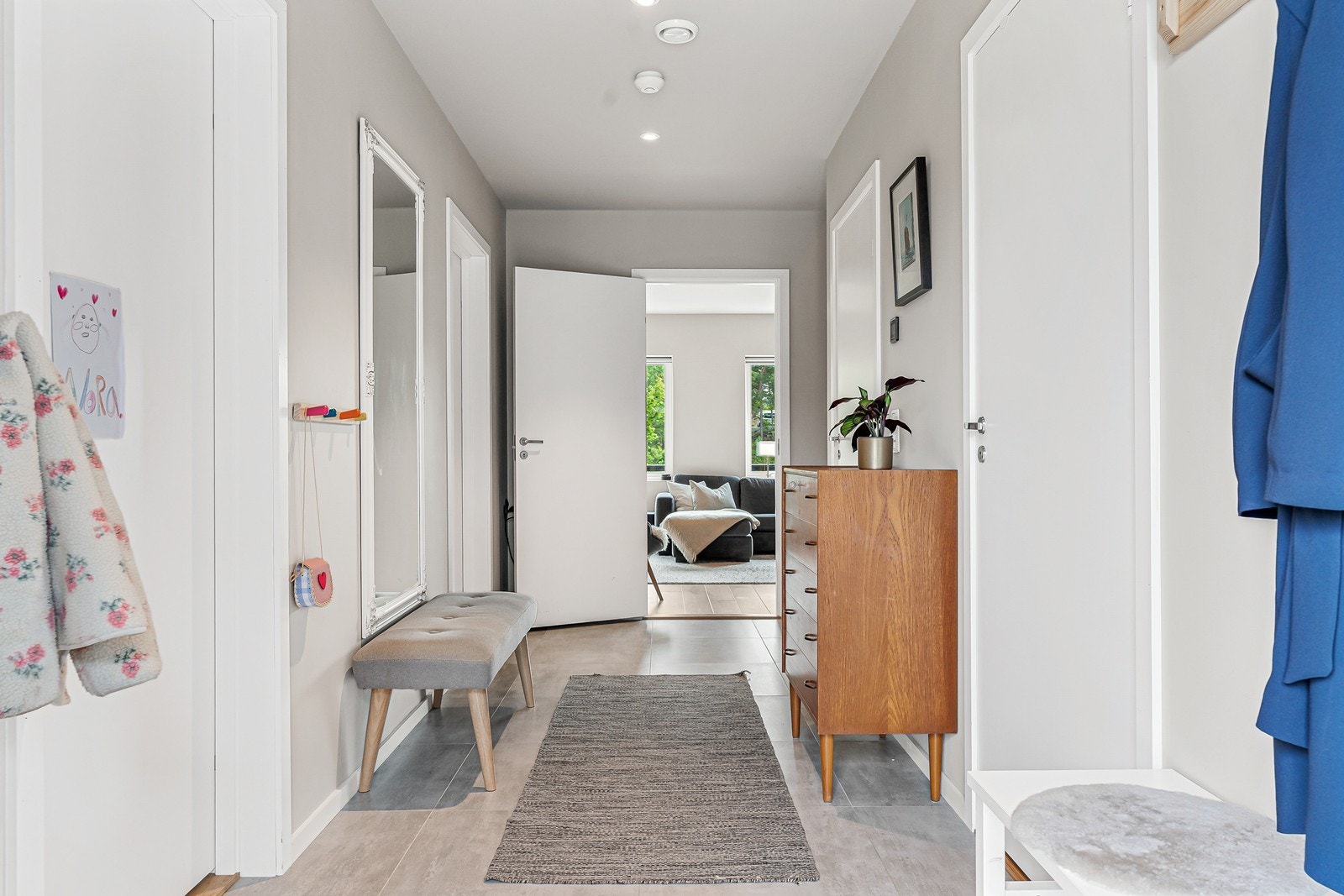 I gangen er det god plass til yttertøy og annet oppbevaring. Det er også et kott under trappen som er perfekt for ekstra oppbevaring. Galleribilde