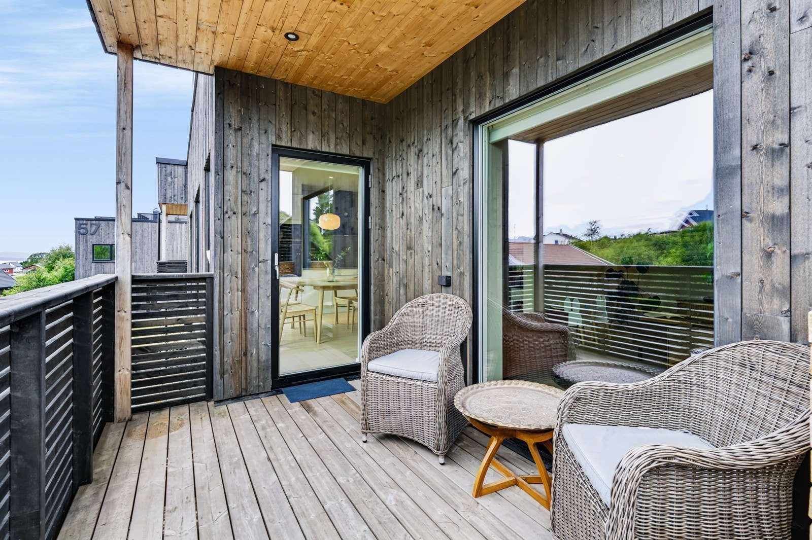 Terrassen er målt til ca. 8 m² og ligger sør/vestvendt til. Galleribilde