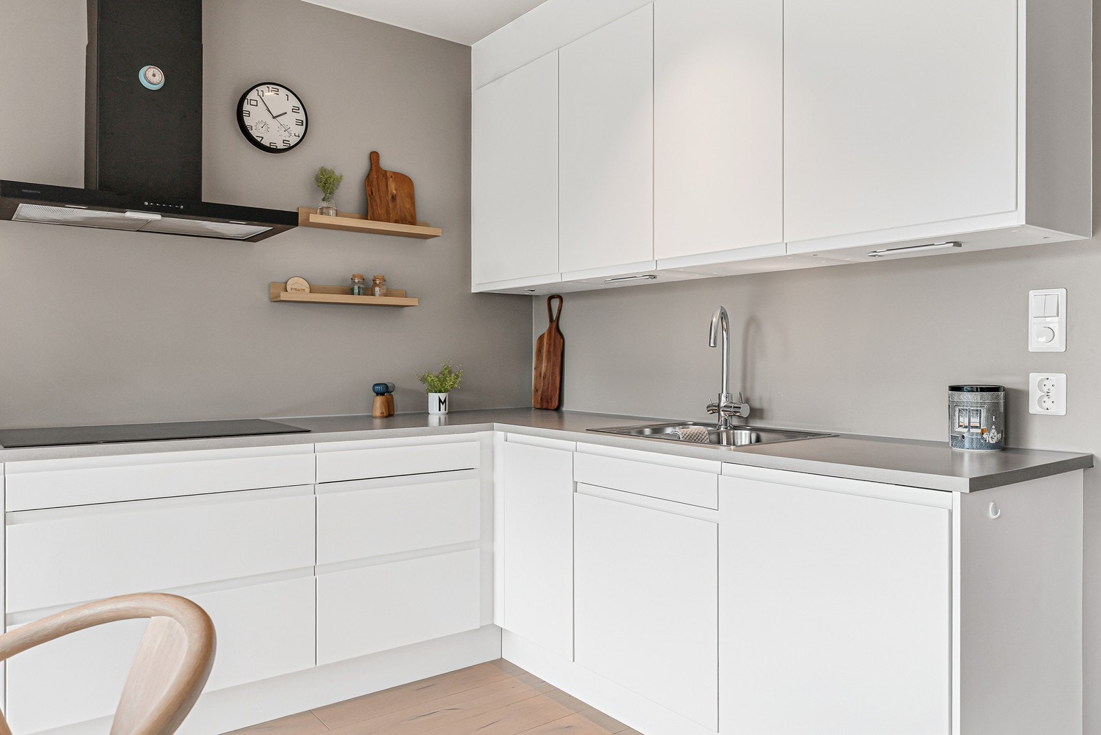 Her har man godt med skap -og benkeplass. Galleribilde