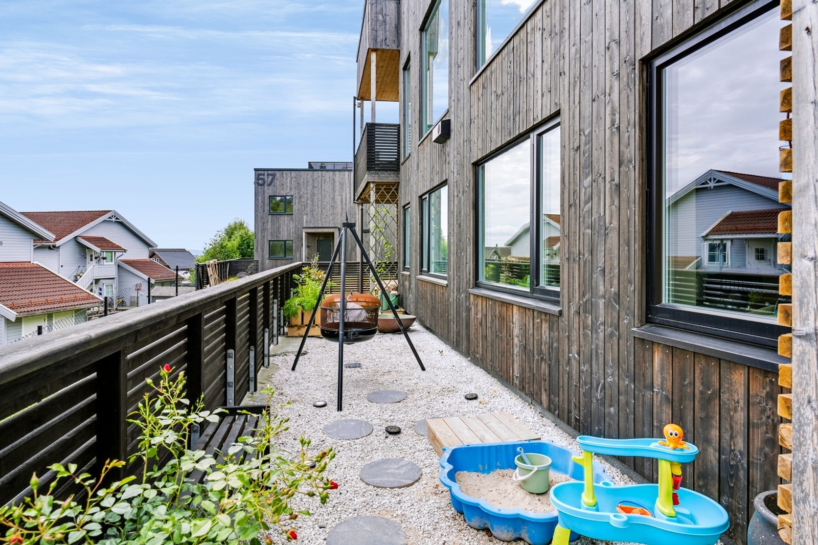 Uteområde mot nabo. Galleribilde