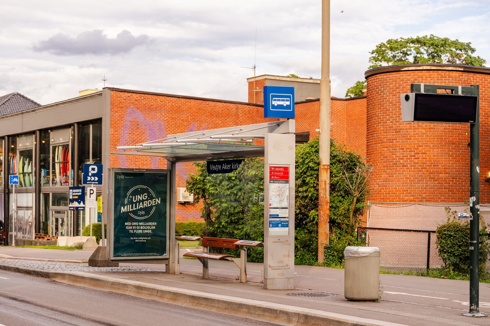 Adamstuen har trikkeholdeplass med gode kollektivforbindelser videre mot sentrum og øvrige deler av Oslo Galleribilde