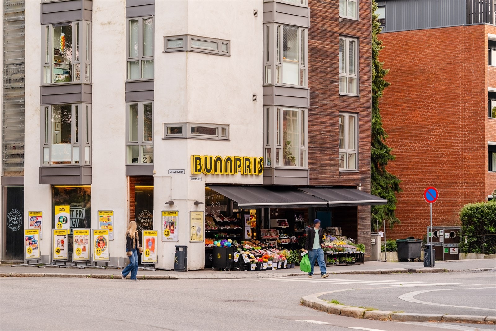 Dagligvare og øvrige servicetilbud finnes i nærområdet på Adamstuen Galleribilde