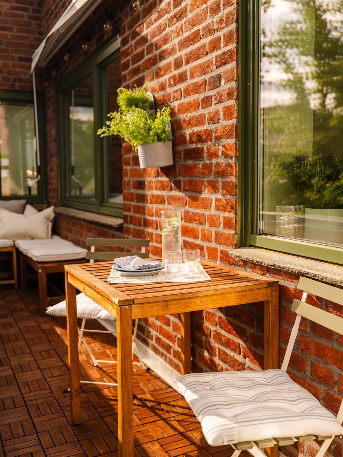 God plass til cafébord og stoler på balkongen Galleribilde