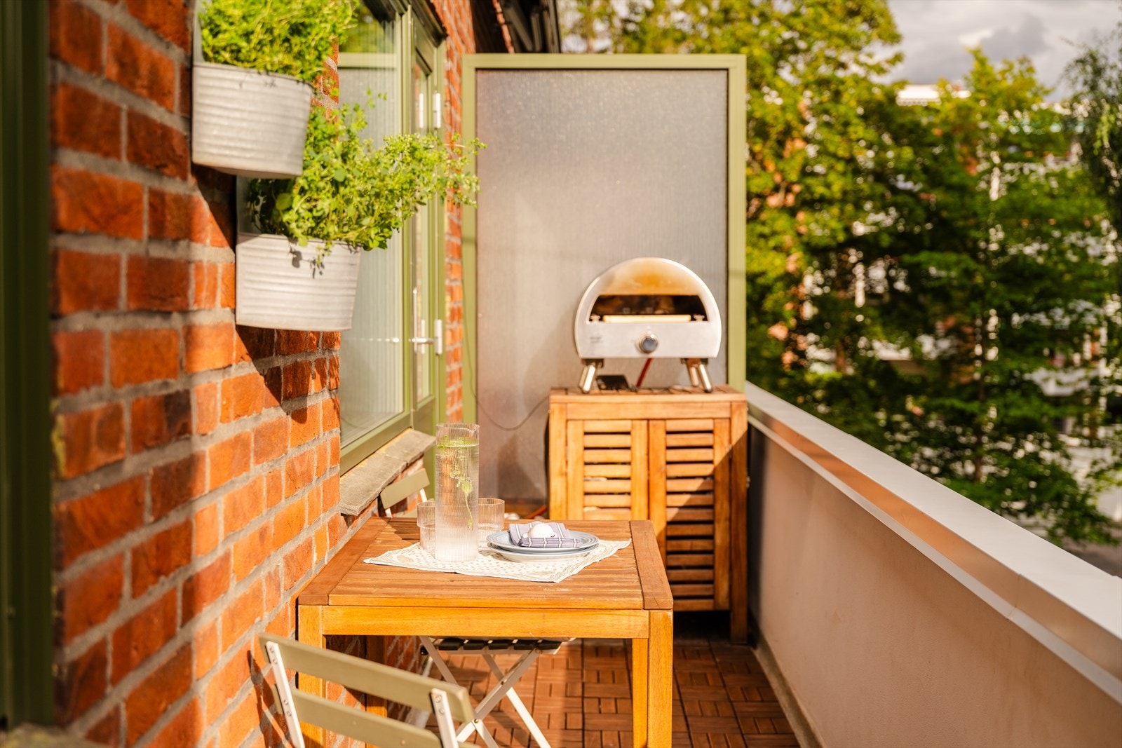 Sørvendt balkong på 8 m² med sol fra ca. kl. 09-19/20 på sommerstid Galleribilde