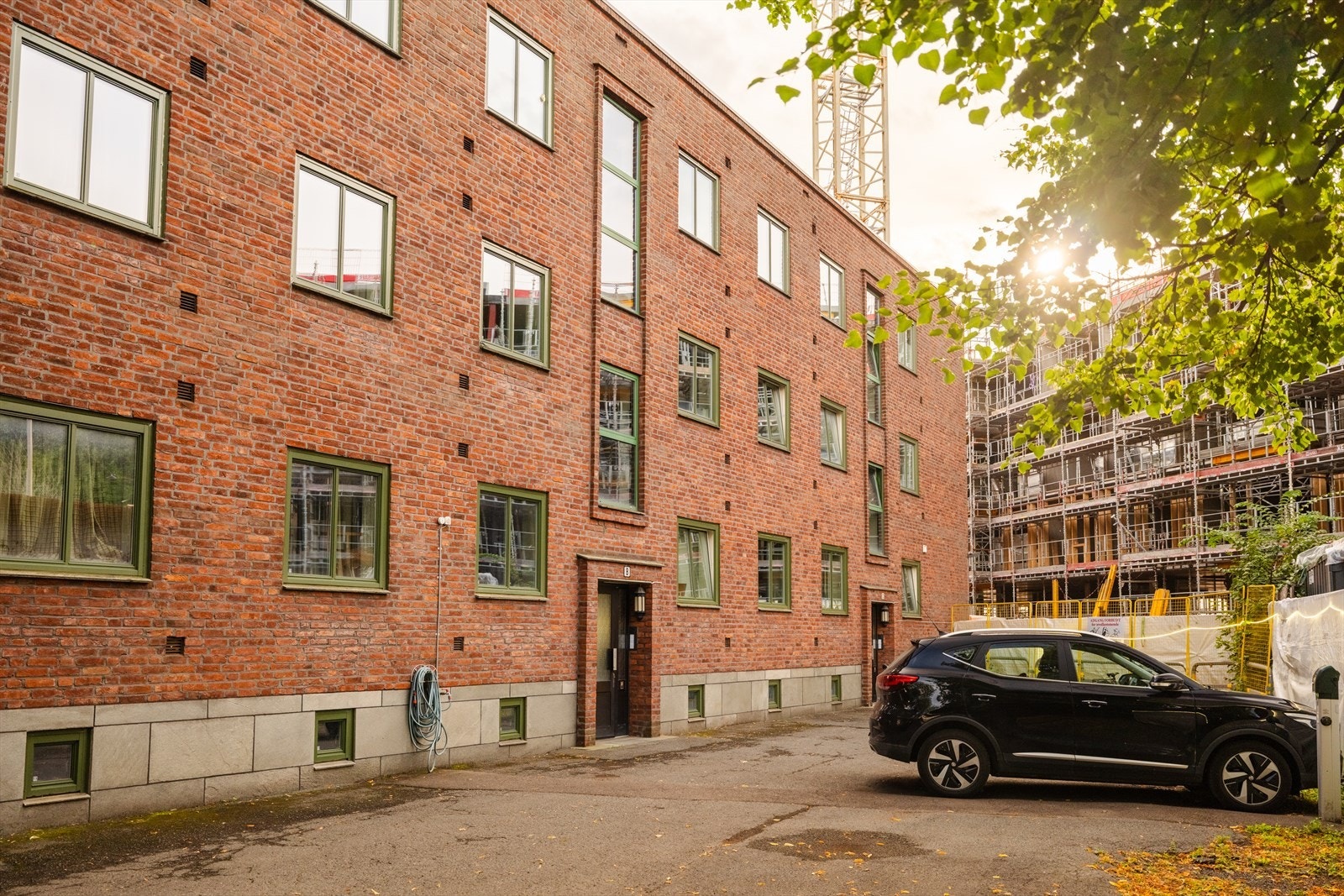 Selger leier i dag parkeringsplass på sameiets område for kr 400 per måned. Plassene tildeles seksjonseiere etter venteliste Galleribilde