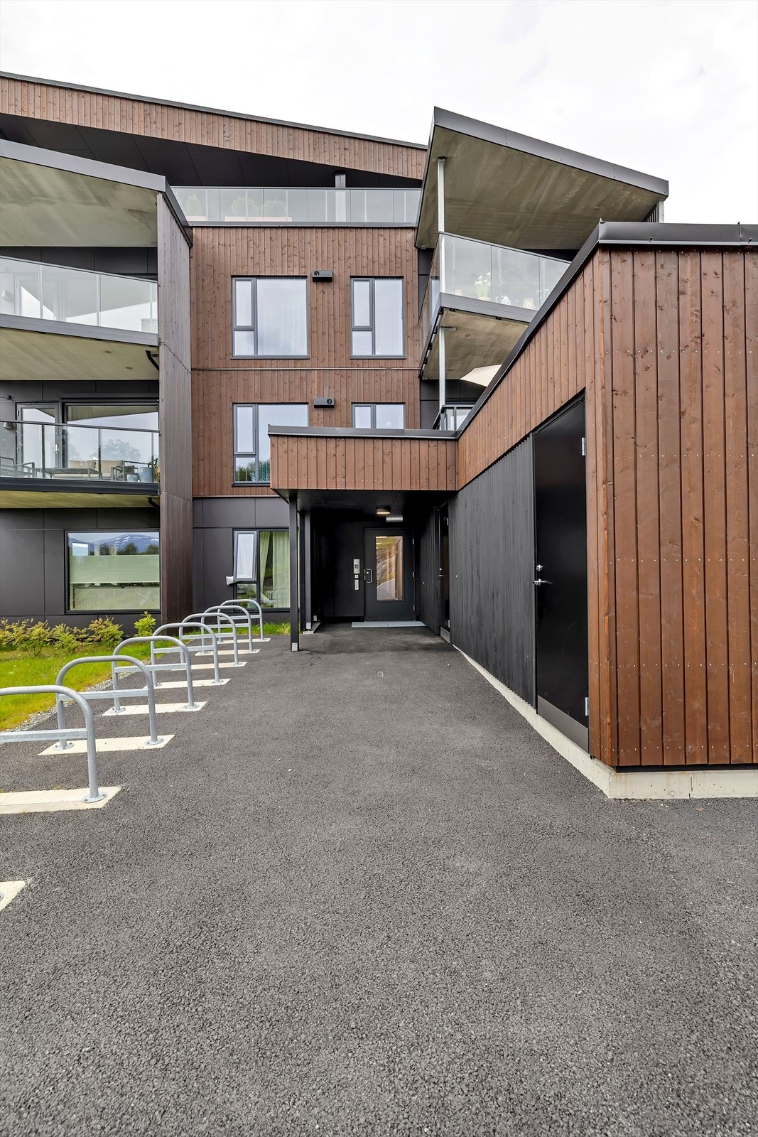Inngangsparti med sykkelparkering Galleribilde