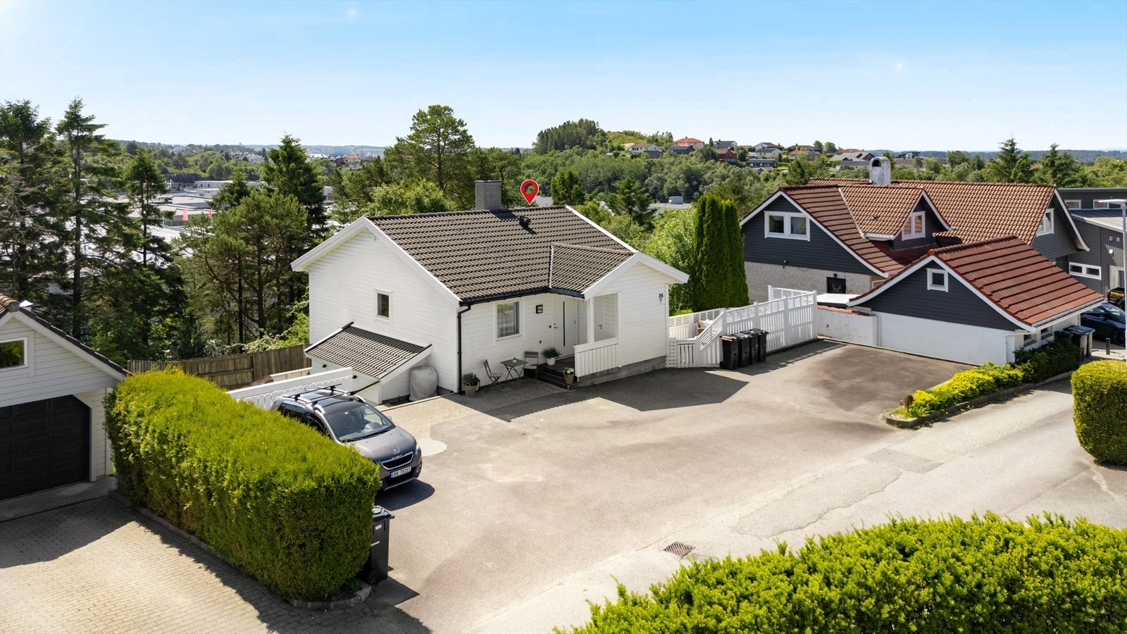 En flott halvpart av tomannsbolig med gode parkeringsmuligheter. Galleribilde