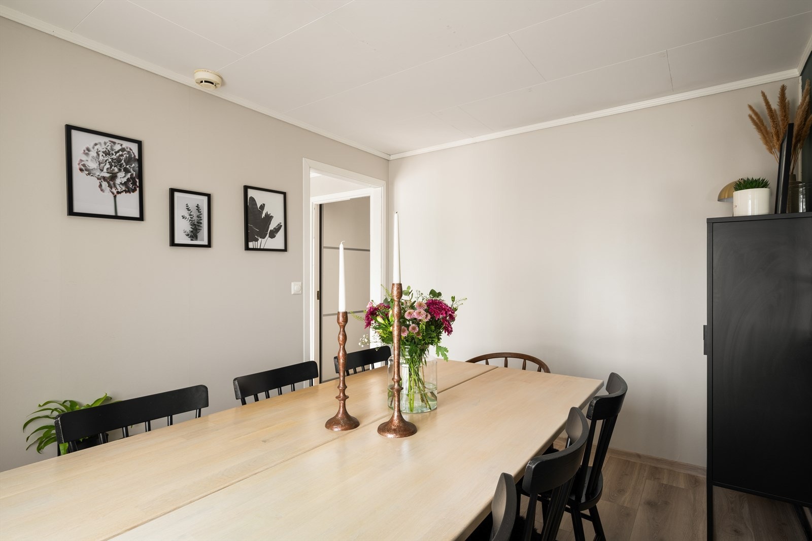 God plass til møblering av stor spisebordsgruppe. Galleribilde