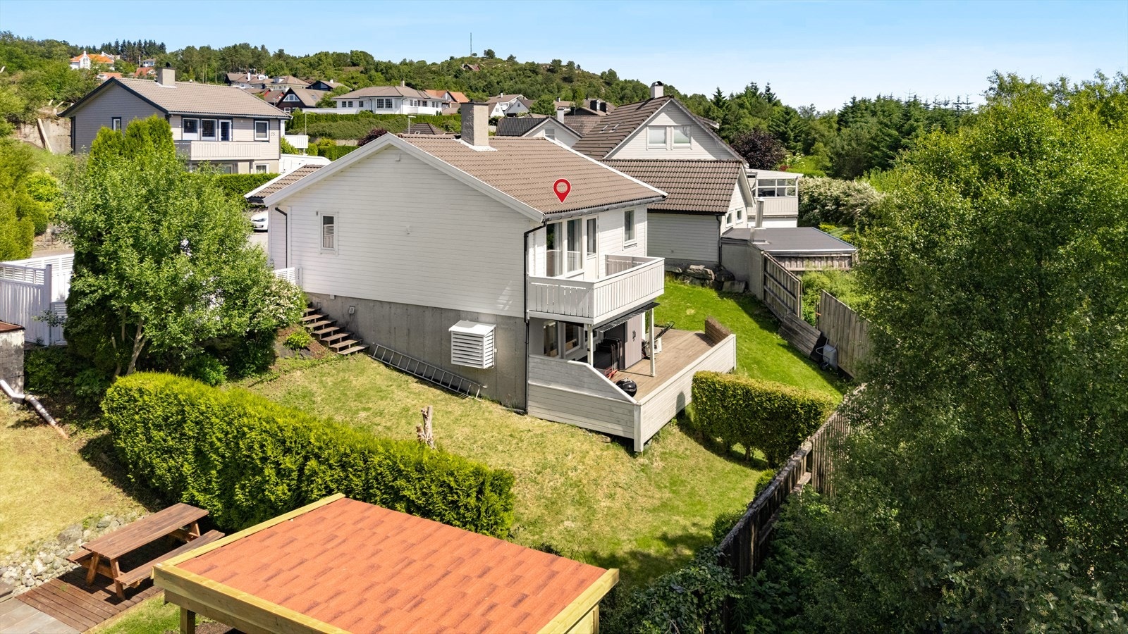 Tomten er felles og er pent opparbeidet med grønn plen og felles terrasse. Galleribilde