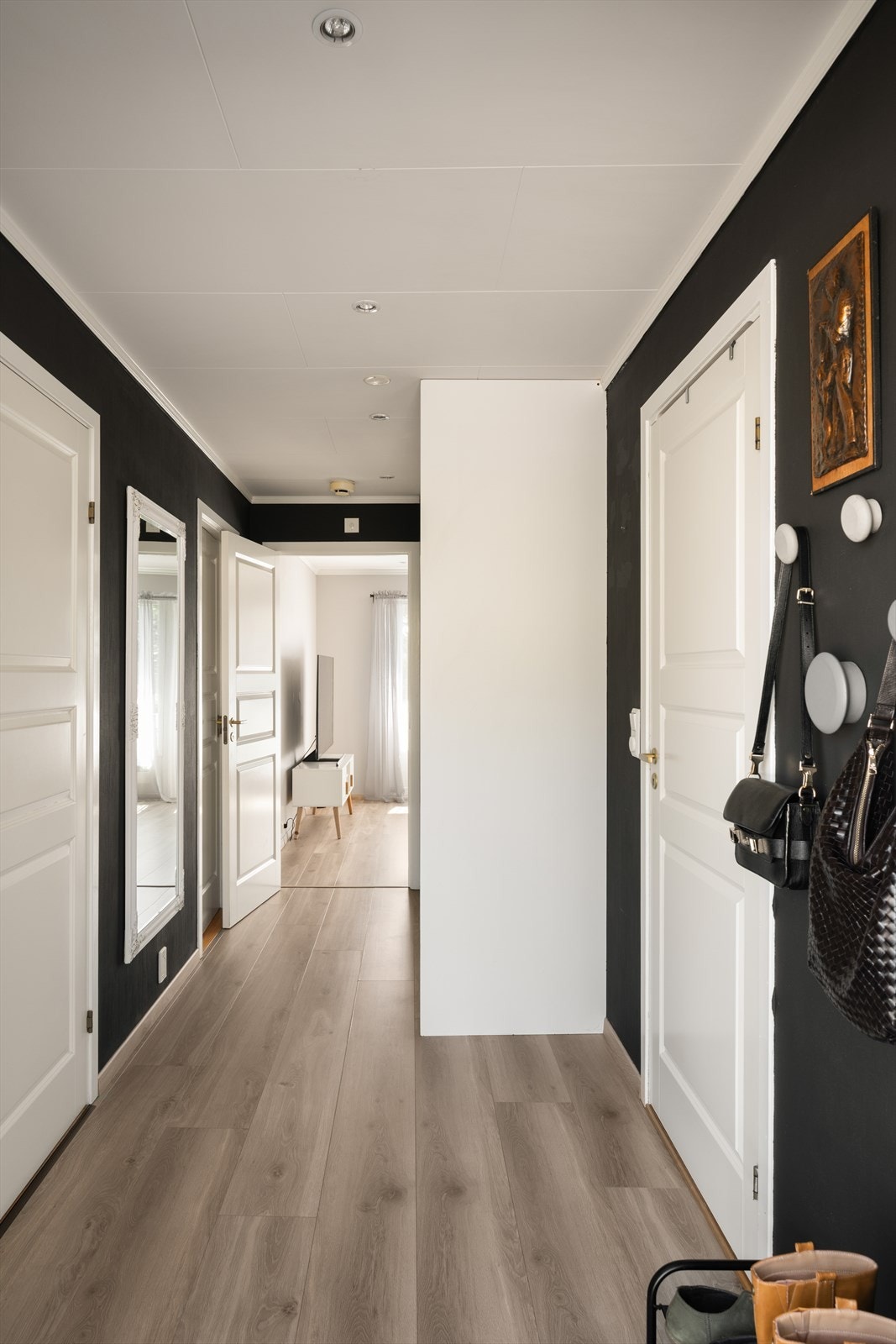 Lys og luftig entrè med stor skyvedørsgarderobe for yttertøy og sko. Galleribilde