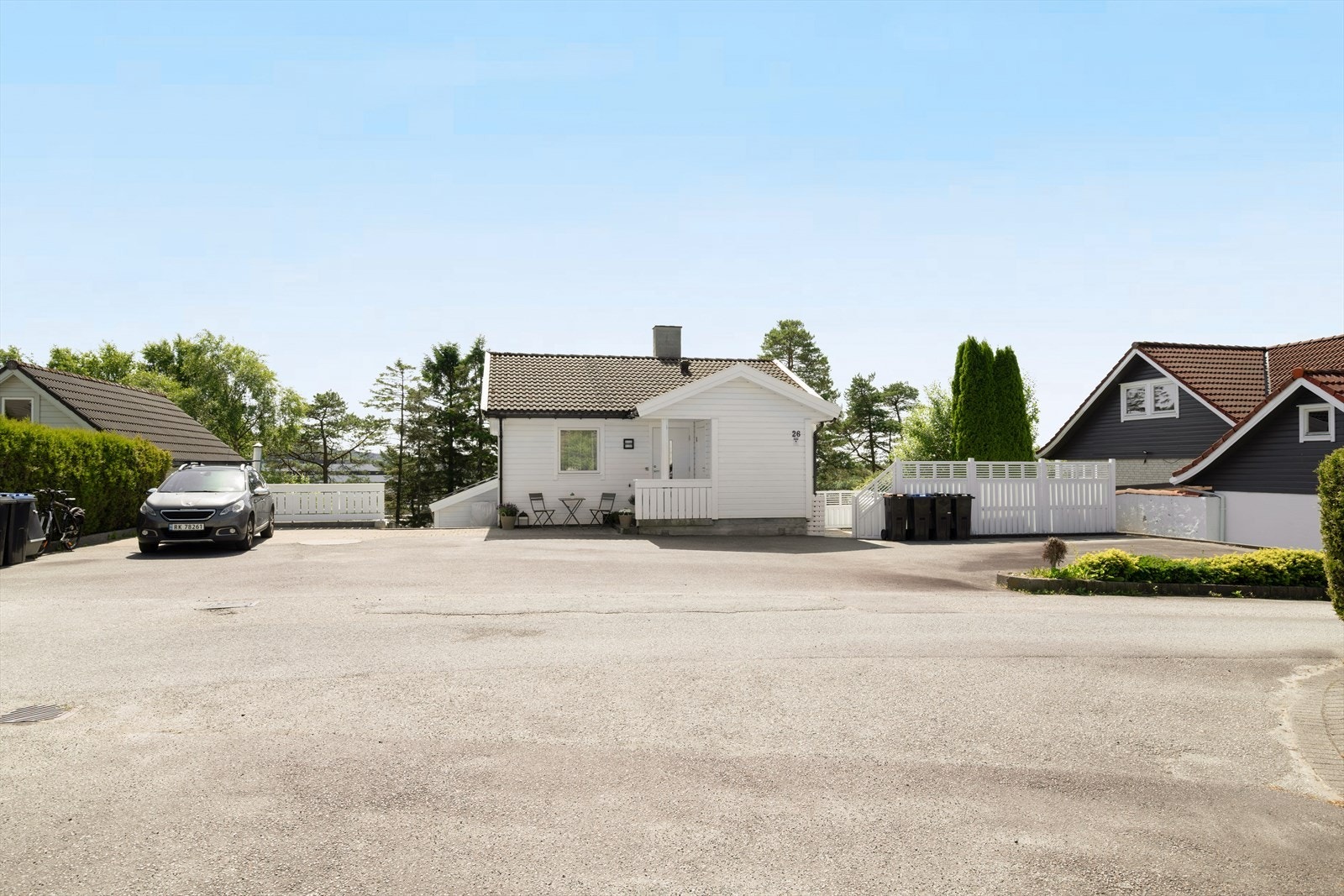 Bilen parkeres enkelt utenfor i felles gårdsrom hvor hver seksjon har plass til parkering av 3 biler hver. Galleribilde