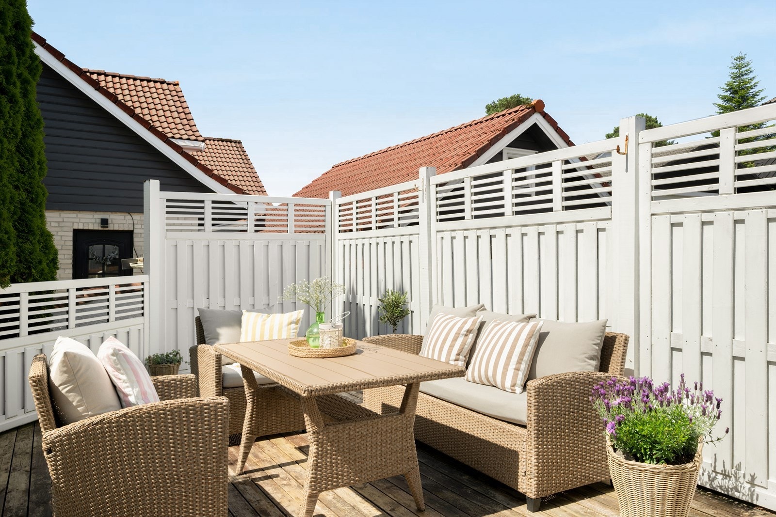 Trivelig terrasse med plass til hagemøbler. Galleribilde