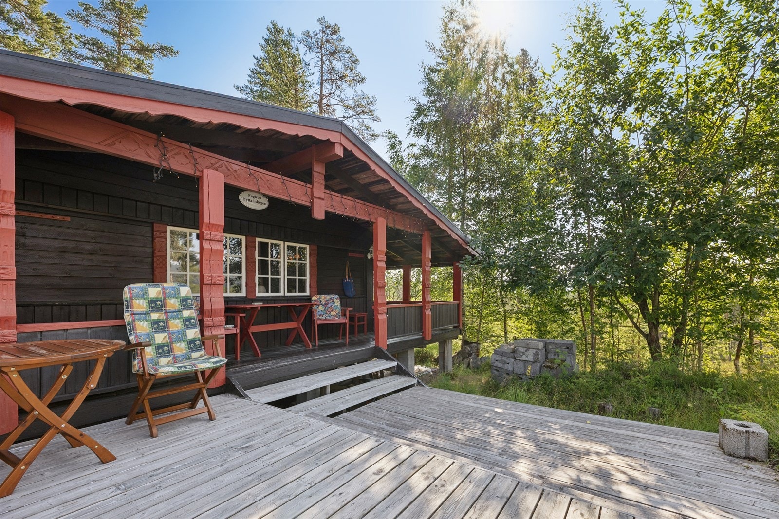 Hytte med fin platting. Galleribilde