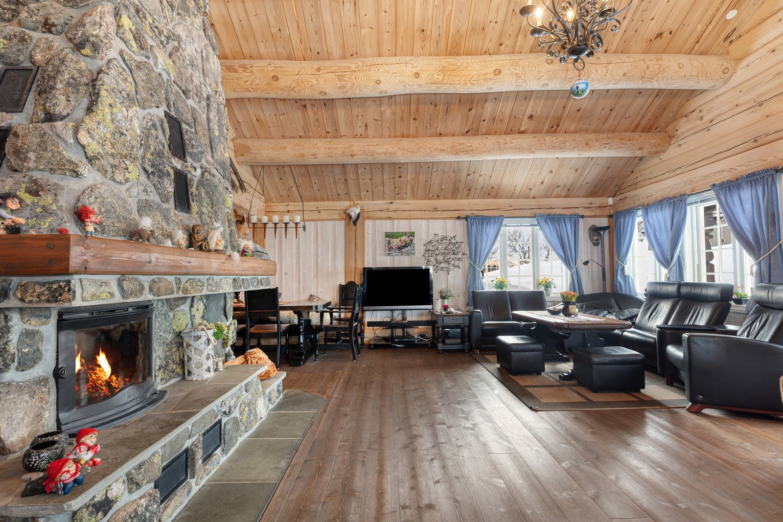 I stuen er det god plass både til flere salonger og spisebord Galleribilde