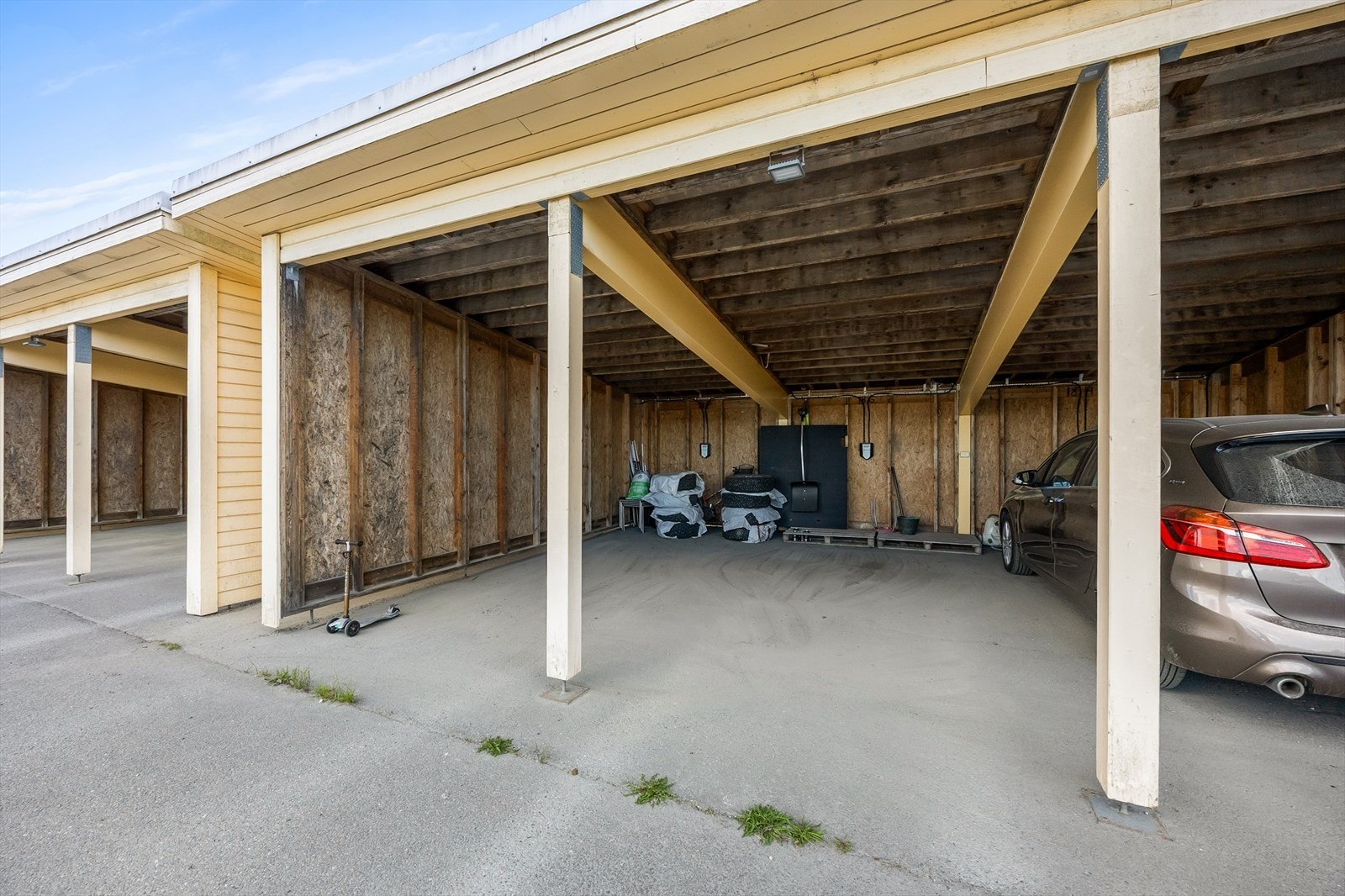 Til leiligheten medfølger det parkeringsplass i felles carport anlegg. Galleribilde