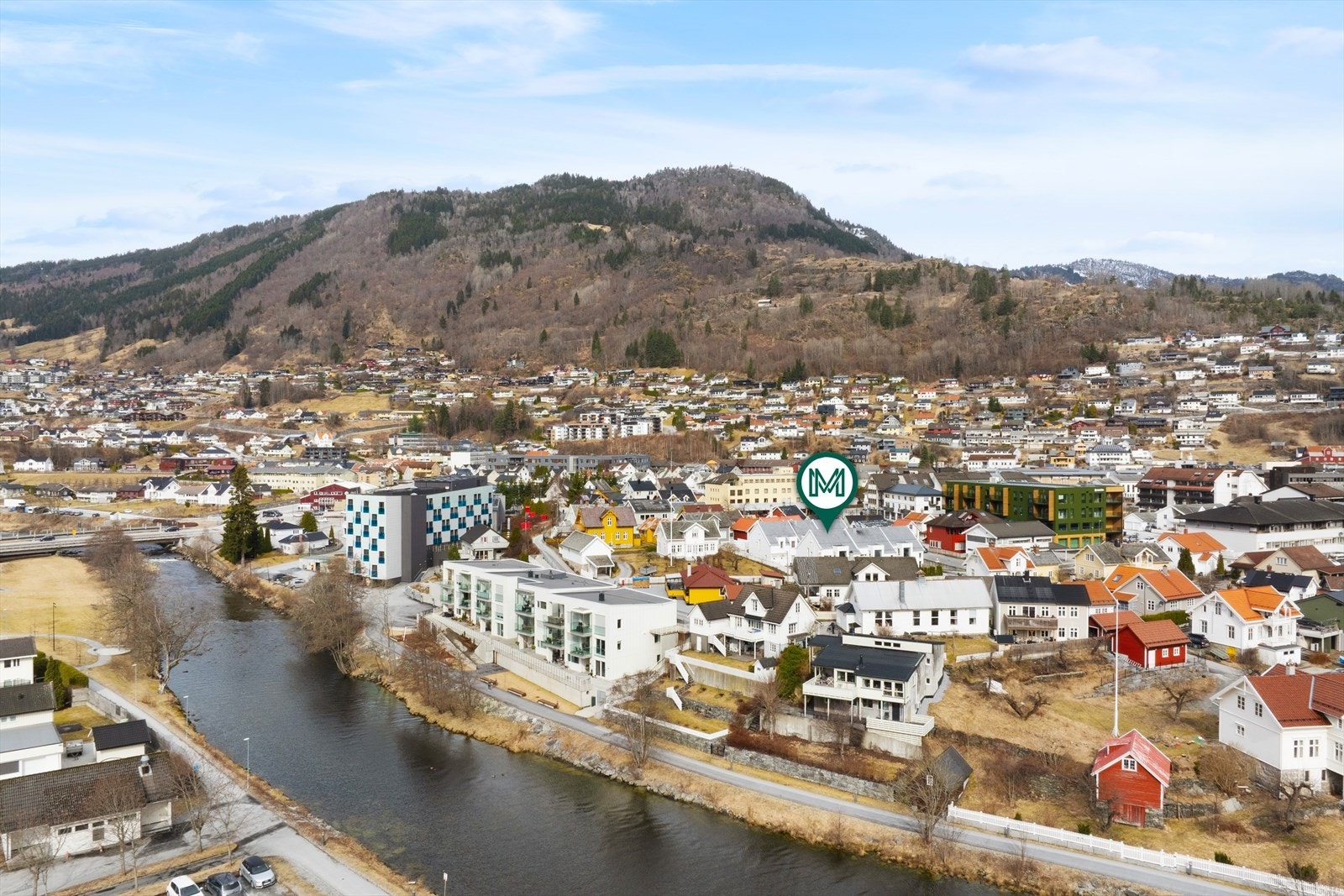 Her bur du sentralt med gangastand til "alt" Sogndal har å by på av kultur, kafe, trening og utdanning.
Samstundes bur du i eit roleg område utan gjønomganstrafikk. Galleribilde