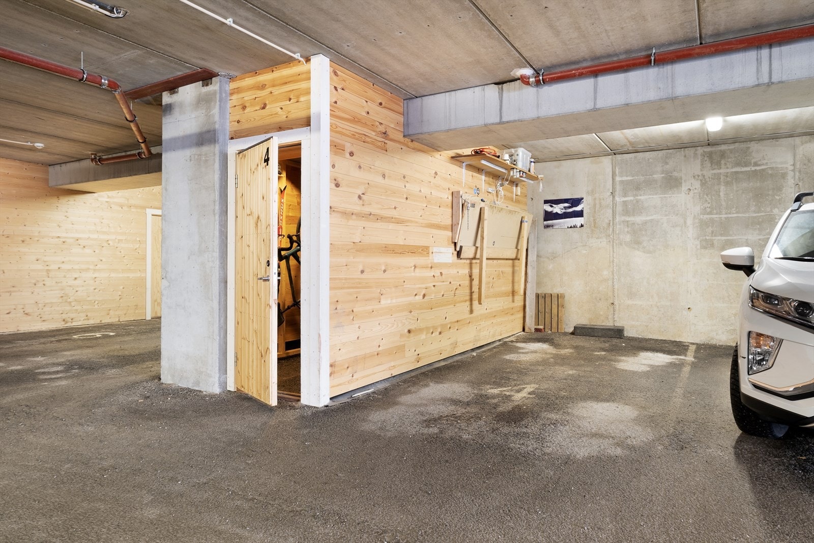 Bustaden har parkering på 12 kvm og bod på 4 kvm i felles garasjeanlegg. Her er det også fleire gjesteparkeingsplassar og H-cap plass Galleribilde