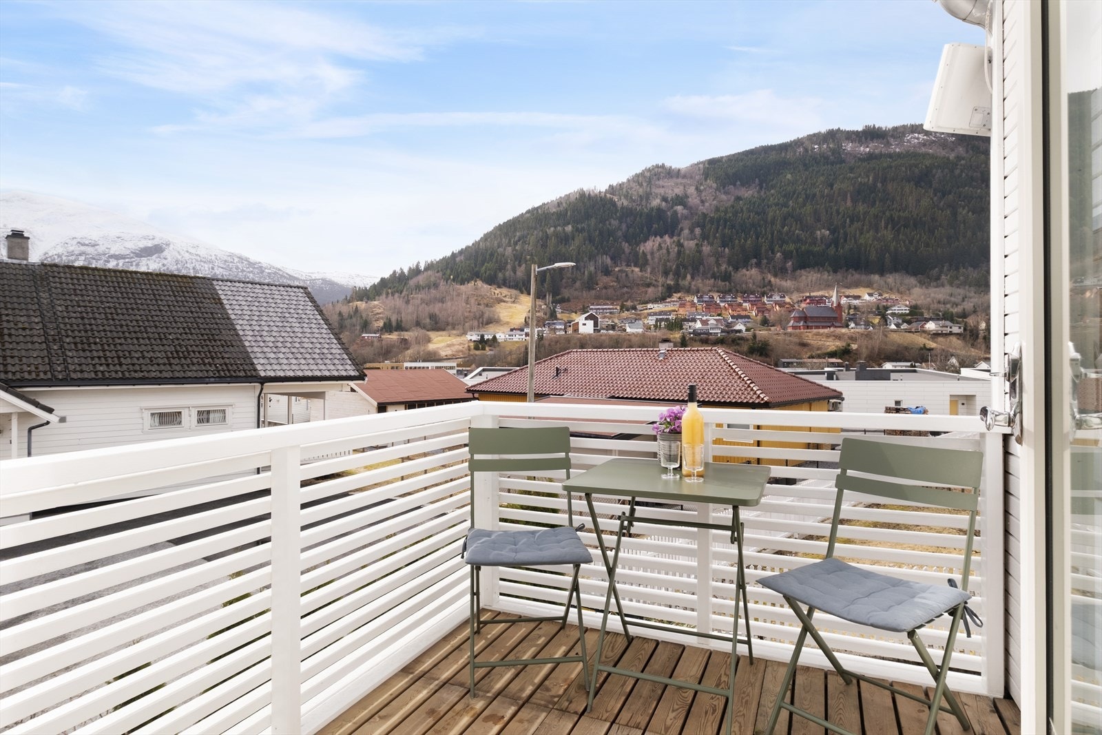 Altanen har plass til ei sittegruppe og gode solforhald. Galleribilde