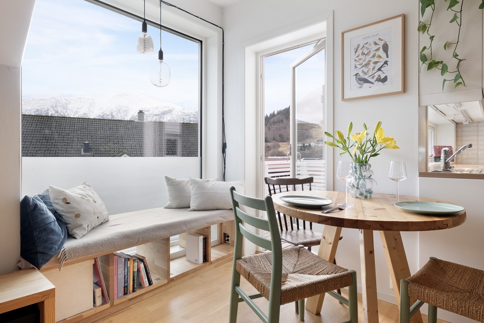Ved utgangen til altanen er det tillaga koseleg sittebenk i heiltre eik, med oppbevaringsmoglegheiter under. Galleribilde