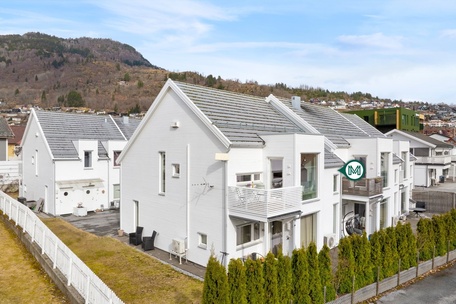 Velkommen til Elvebakken 14F, eit moderne enderekkehus med sentral beliggenheit i Sogndal. Galleribilde