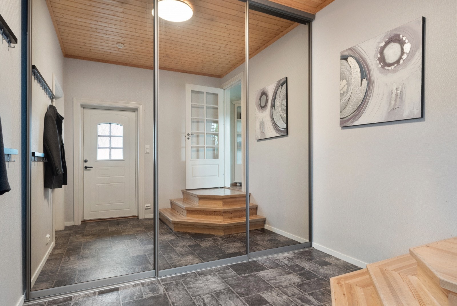 Man ønskes velkommen inn i en romslig gang med varme i gulv skyvedørsgarderobe. Direkte adkomst fra dobbelgarasje. Galleribilde