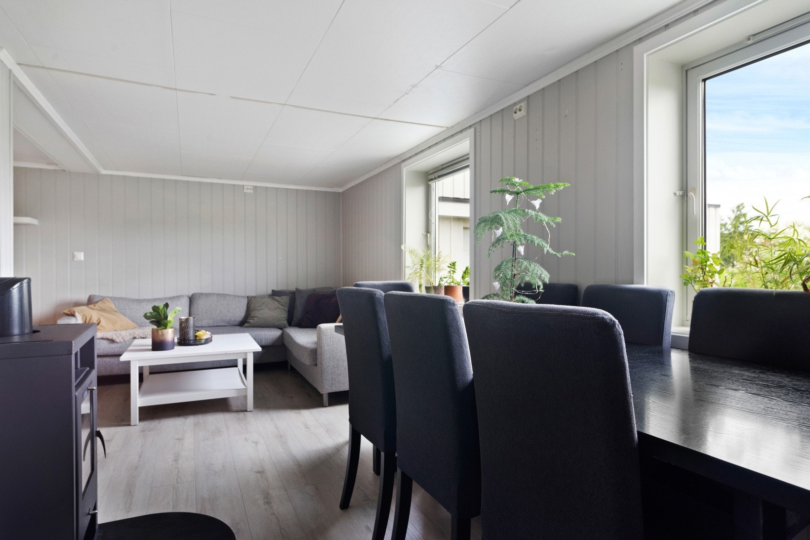 Sokkel-leiligheten inneholder vindfang, gang, bod, 2 soverom, bad/vaskerom, stue og kjøkken. Galleribilde