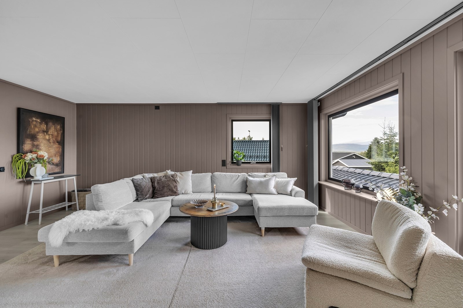En svært flott og velholdt enebolig over to plan med garasje, solrik veranda og barnevennlig beliggenhet! Galleribilde