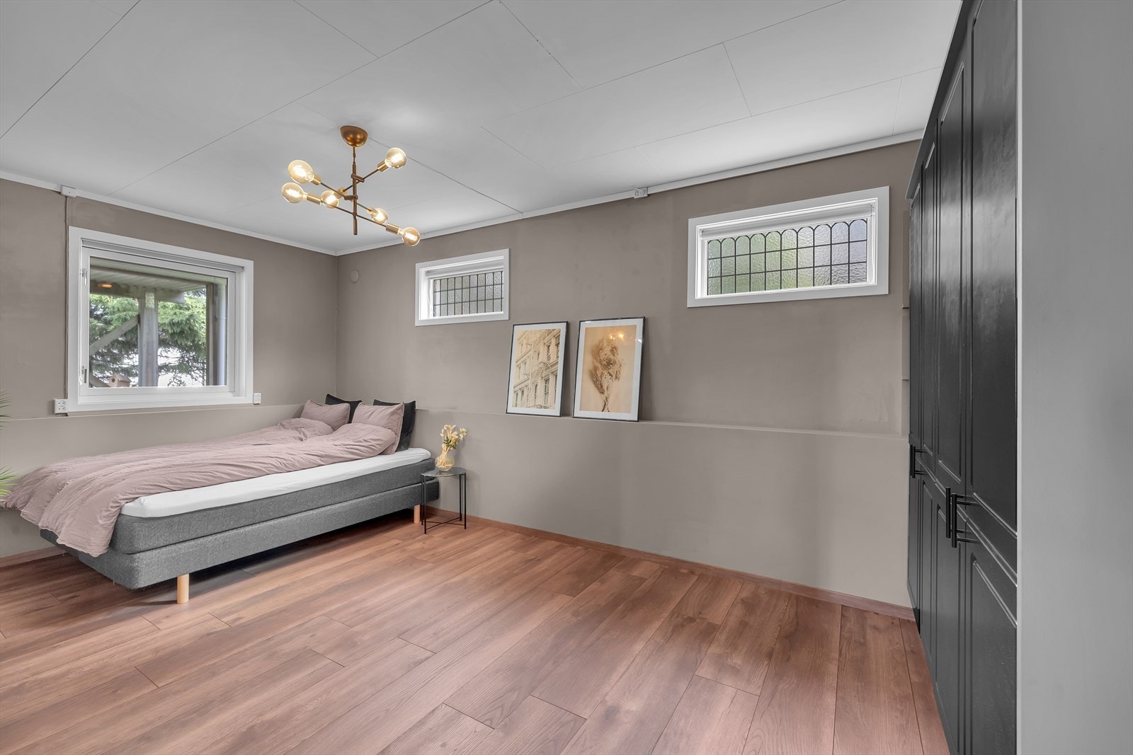 Rommet er innredet med romslig og praktisk garderobe, og har god plass til stor seng. Galleribilde