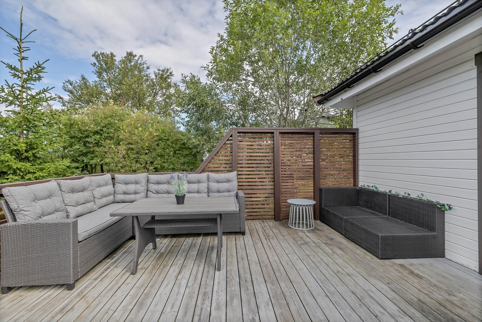 Her får du god plass til utemøbler, og et utmerket sted å tilbringe fine sommerdager! Galleribilde