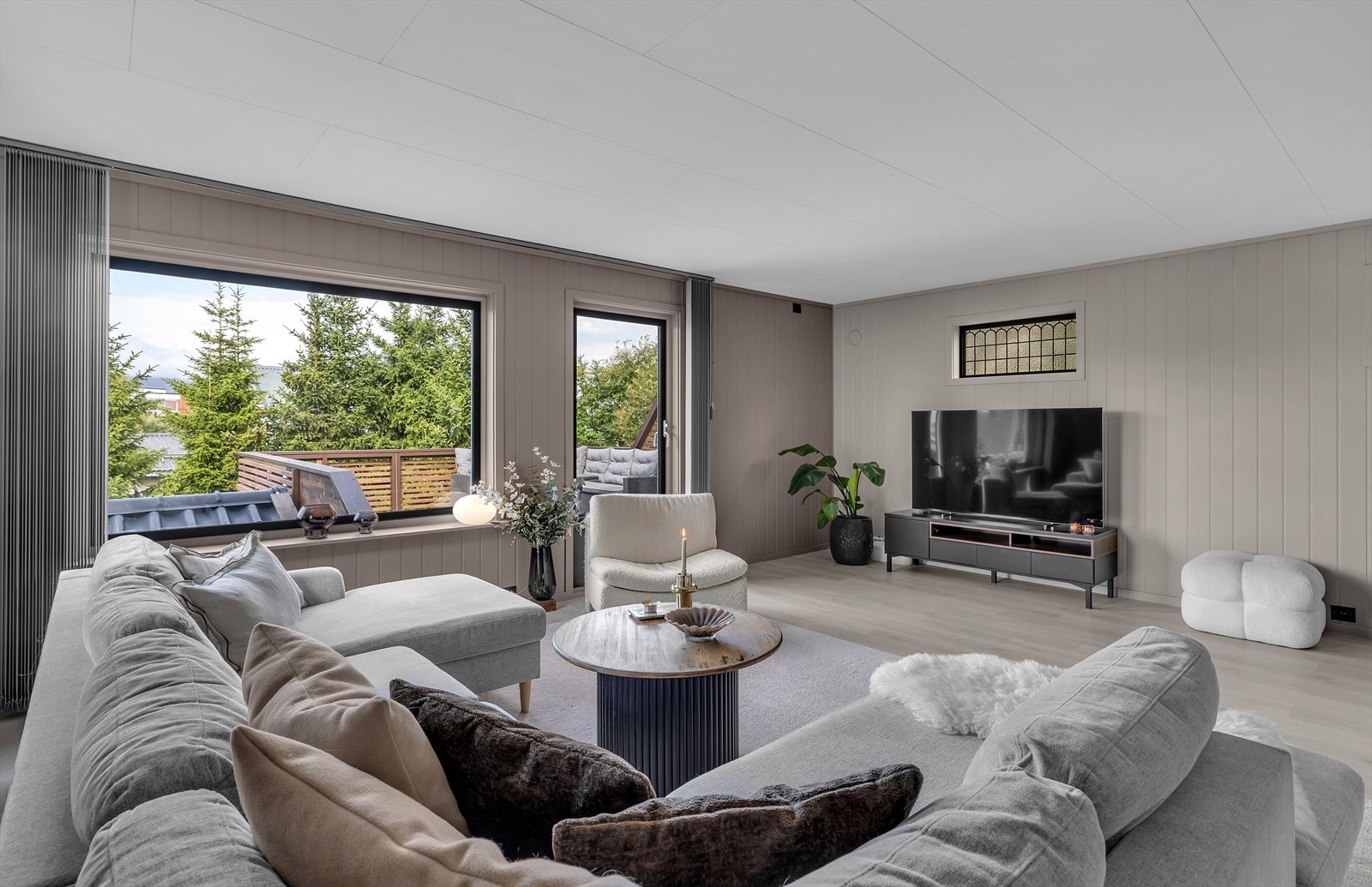 Innbydende stue med rikelig naturlig lysinnslipp, moderne fargevalg og utgang til flott veranda med svært gode solforhold! Galleribilde