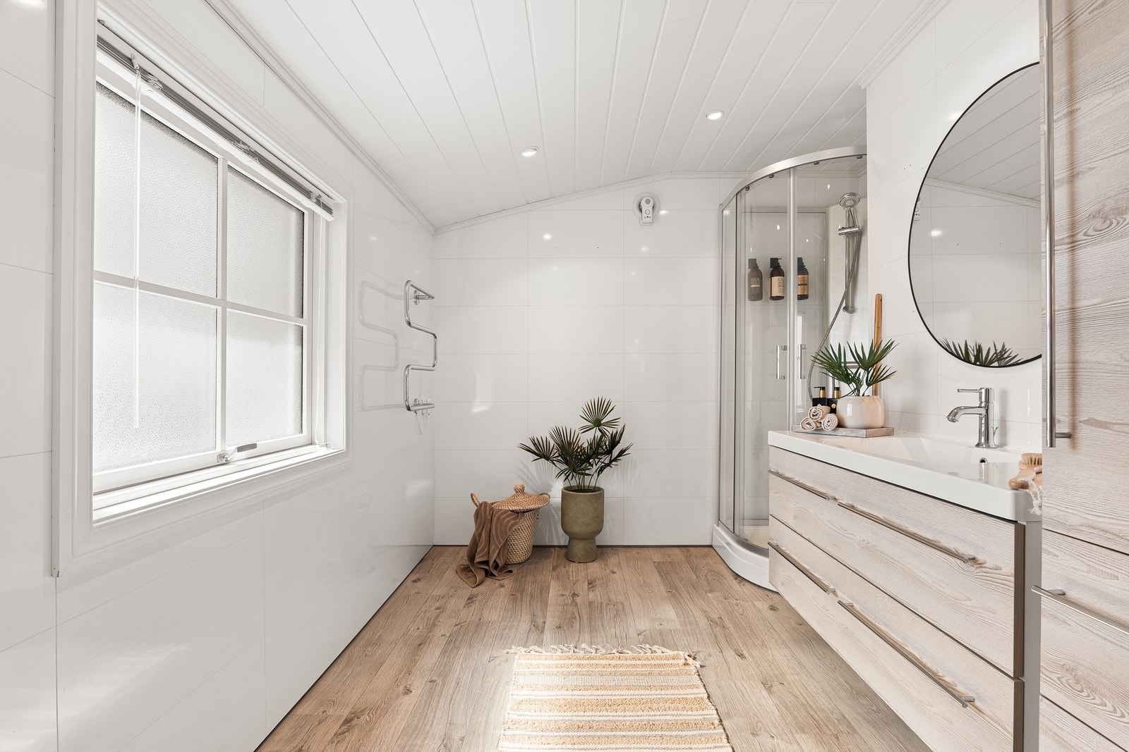 Badet ble pusset opp ca 2019 og benyttes med dusjkabinett som begrenser vannpåkjenning på gulvet og veggene. Galleribilde