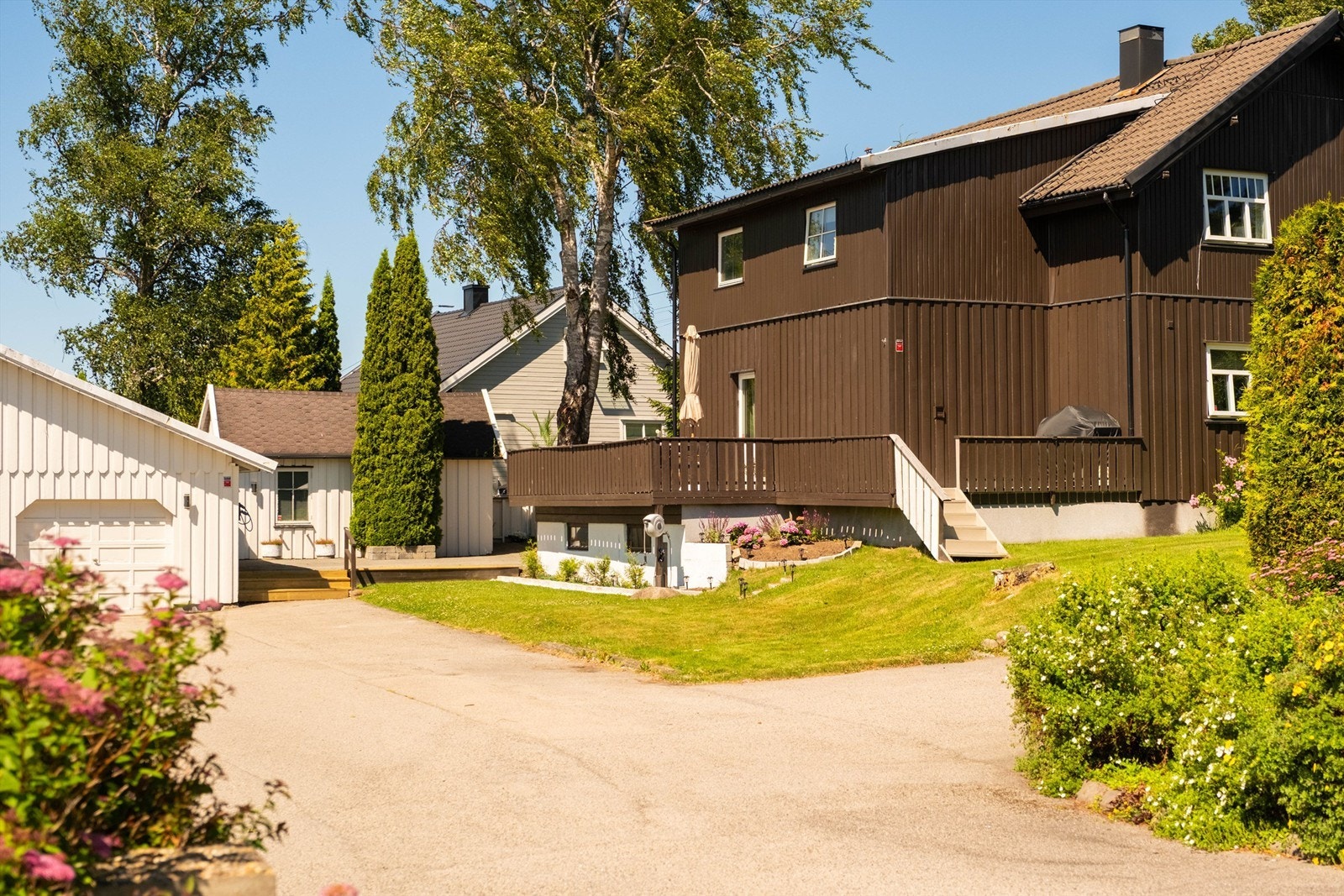 På den romslige gårdsplassen er det plass til både tilhenger og båt i vinteropplag. Galleribilde