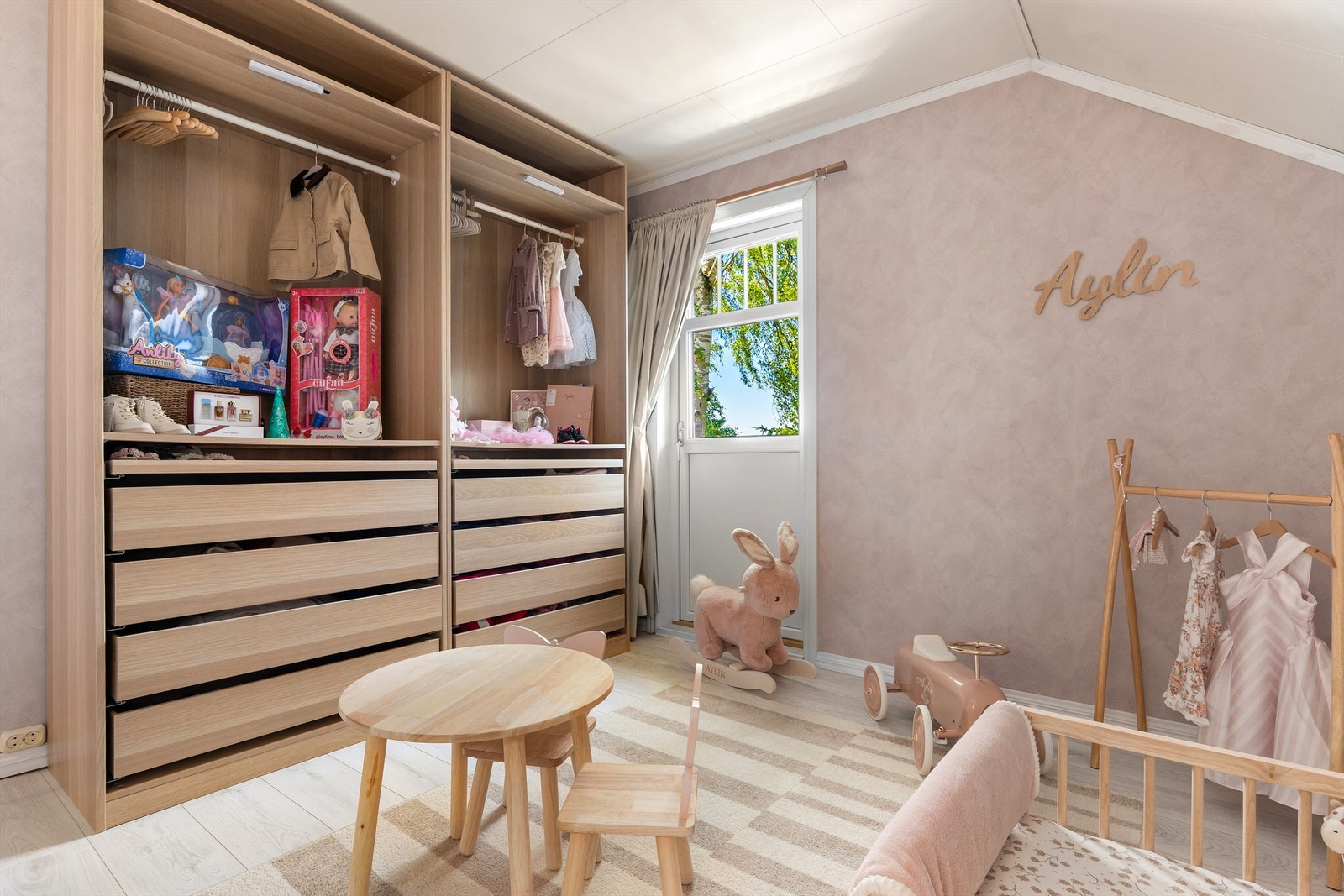 Soverom med tilknyttet veranda, orientert i nord-vestlig retning. Galleribilde