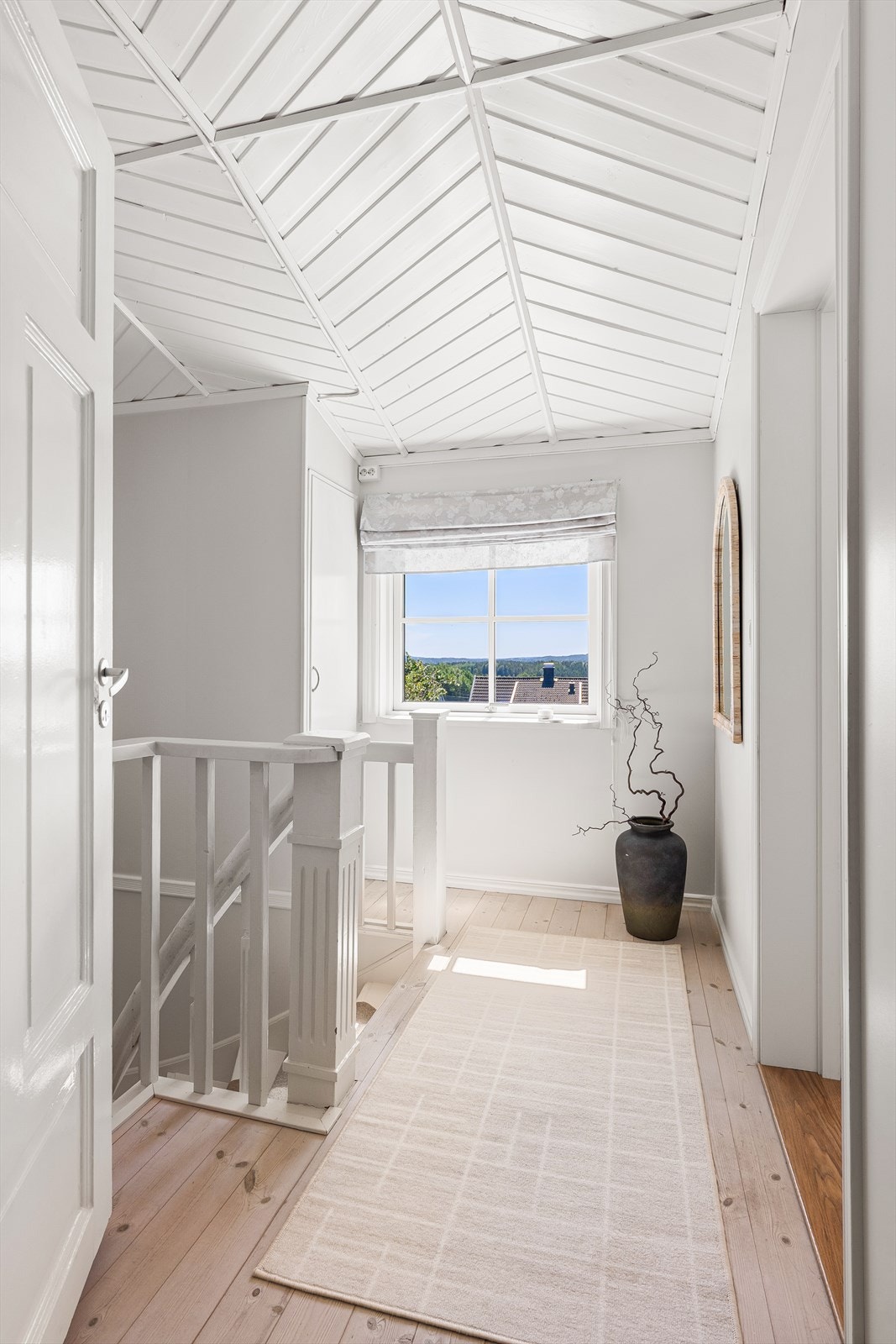 Fra gangen i andre sees flott utsikt. Badet til høyre. Galleribilde