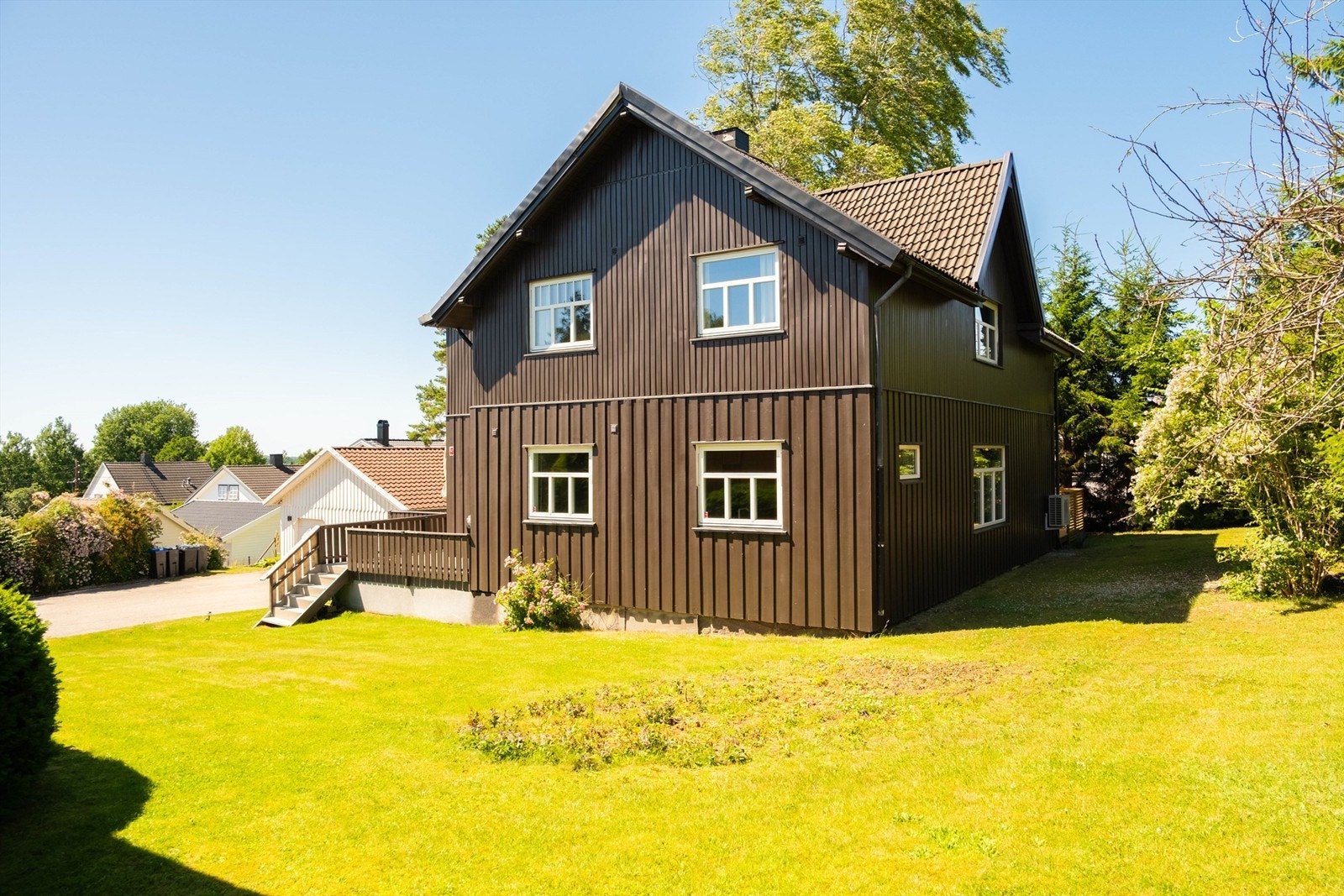En skjermet og romslig, tomt på 972 kvm. gir familien mye tumleplass i egne omgivelser utendørs. Galleribilde