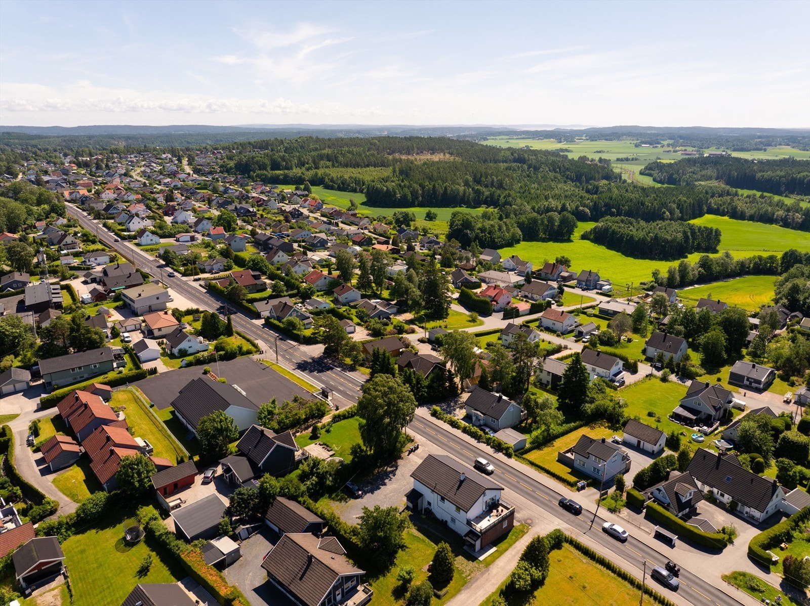 Barne- og ungdomsskole med tilknyttet idrettsanlegg er kun en kort rusletur unna. Galleribilde