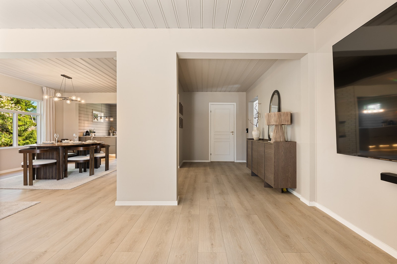 Én-stavs laminat lagt gjennomgående mellom stuen, kjøkkenet og gangen skaper helhet. Det er varmefolie både i stuen og på kjøkkenet. Galleribilde