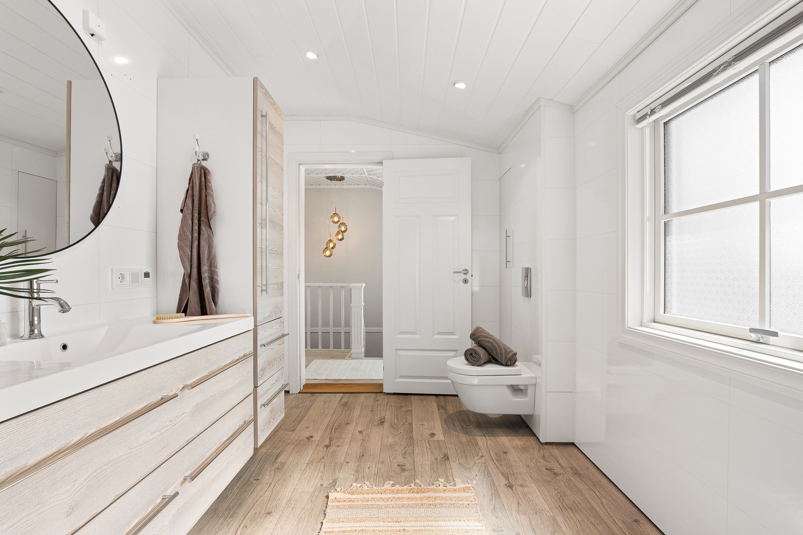 Badets gulv er utført med laminat, veggene med våtromsplater. Galleribilde