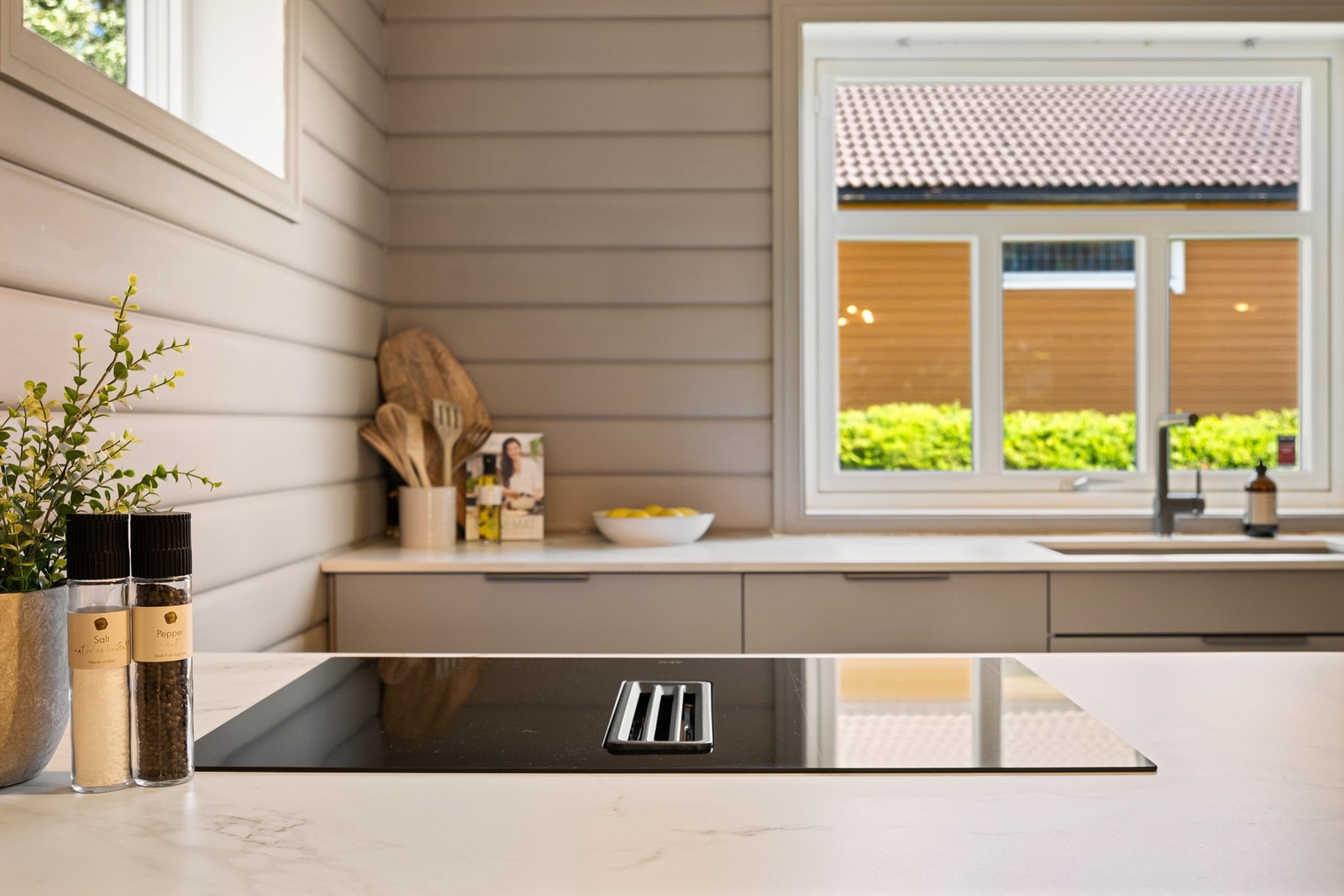Hvitevarene på kjøkkenet er fra BOSCH og Electrolux, alle integrert. Galleribilde