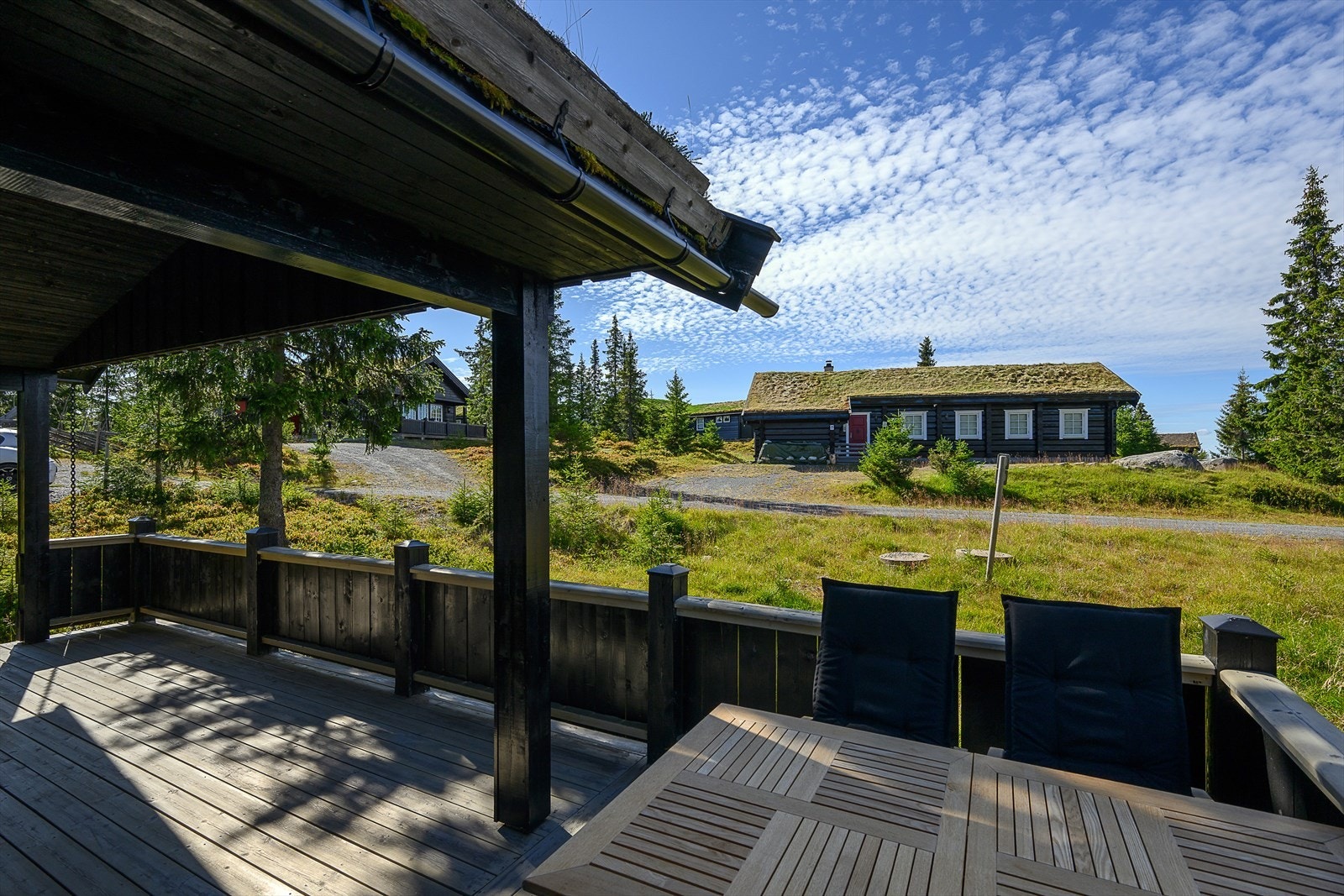 Den overbygde delen av terrassen gir ly for vær og vind. Galleribilde