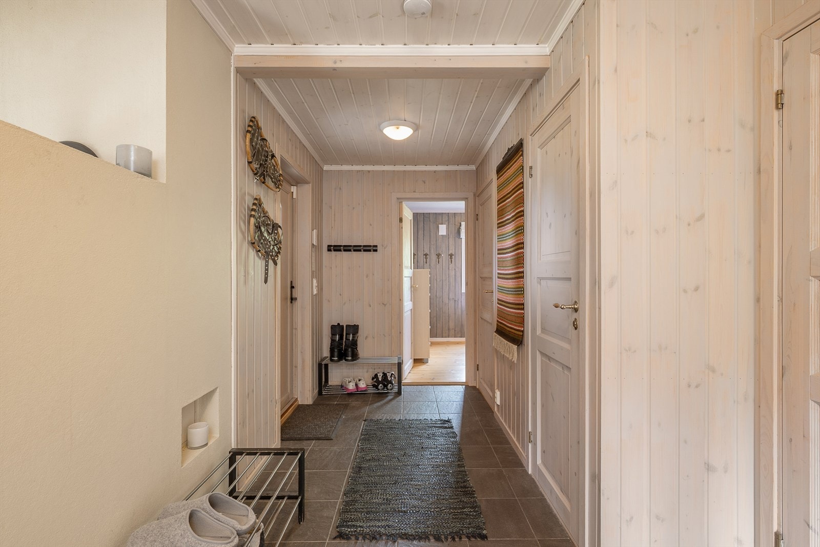 Inngangspartiet har flislagt gulv med varmekabler. Praktisk og slitesterkt. Galleribilde