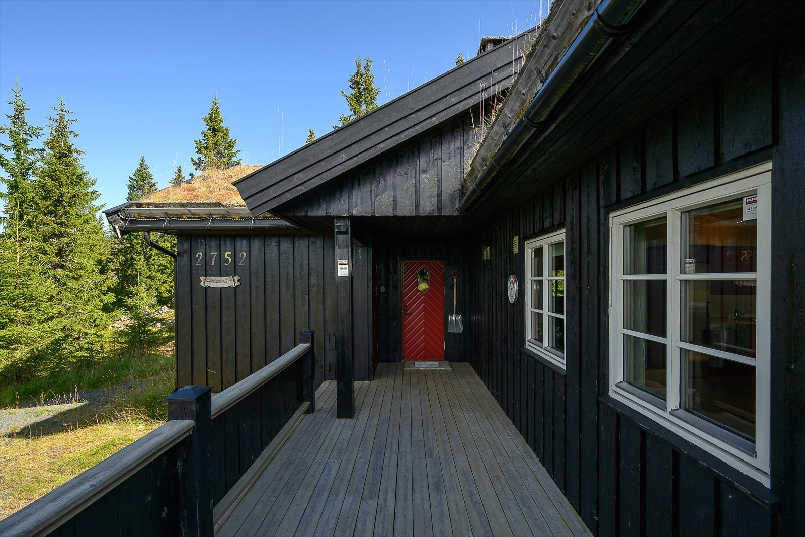 Eiendommen har helårsvei helt frem og er tilknyttet offentlig vann og avløp. Galleribilde