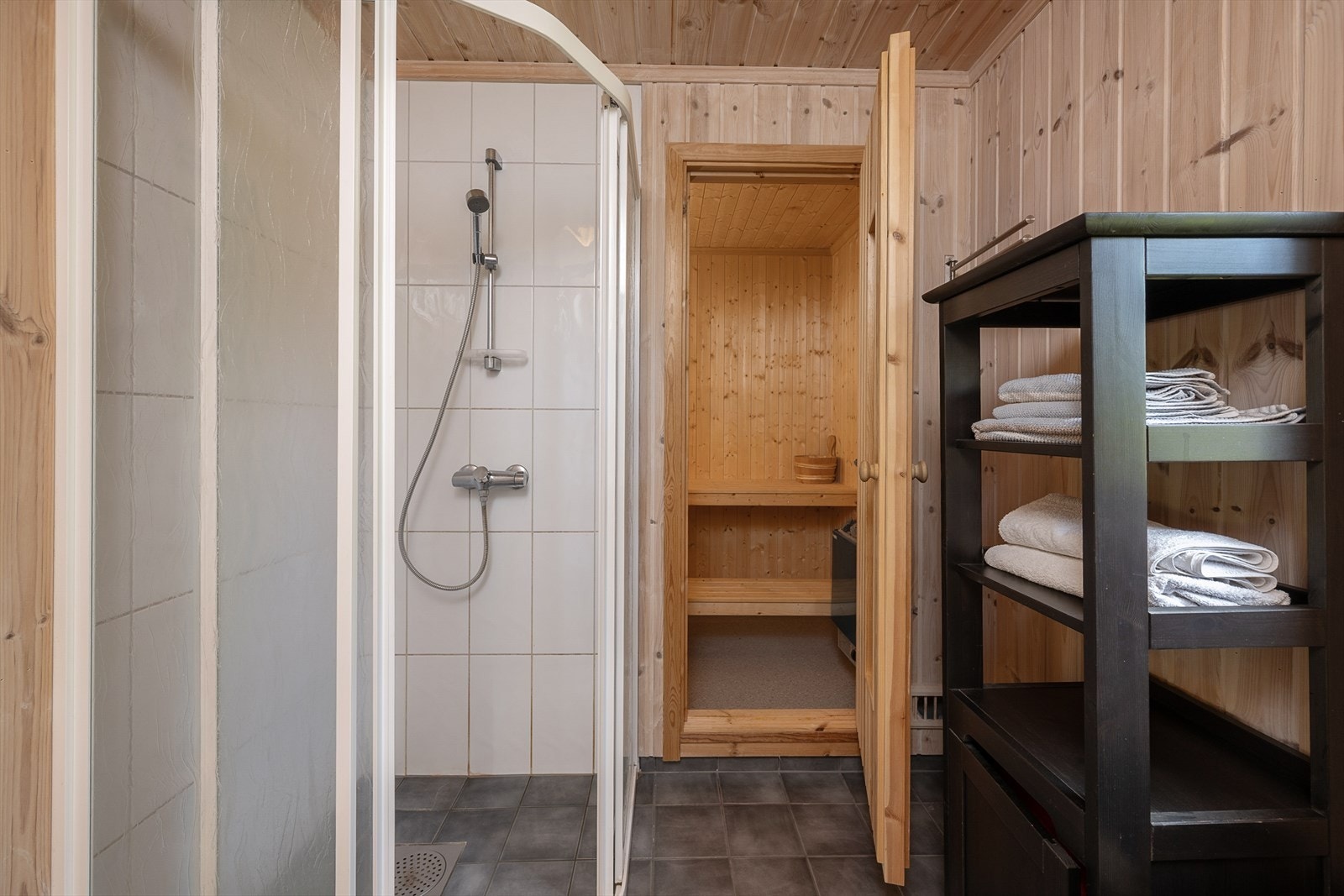 Fra badet er det adkomst til en egen badstue med elektrisk ovn. Galleribilde