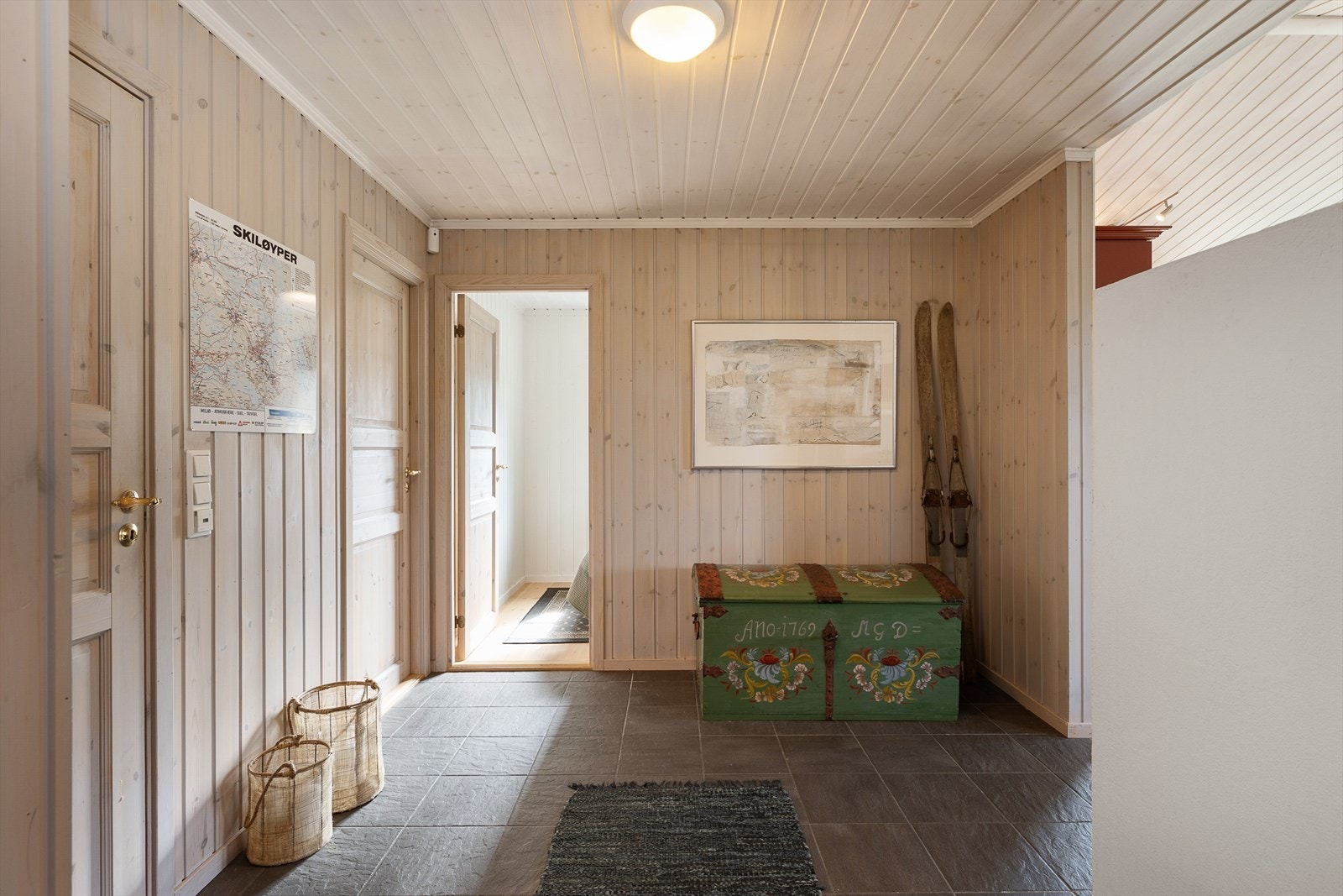 Romslig gang med god plass til oppbevaring av yttertøy og sko. Galleribilde