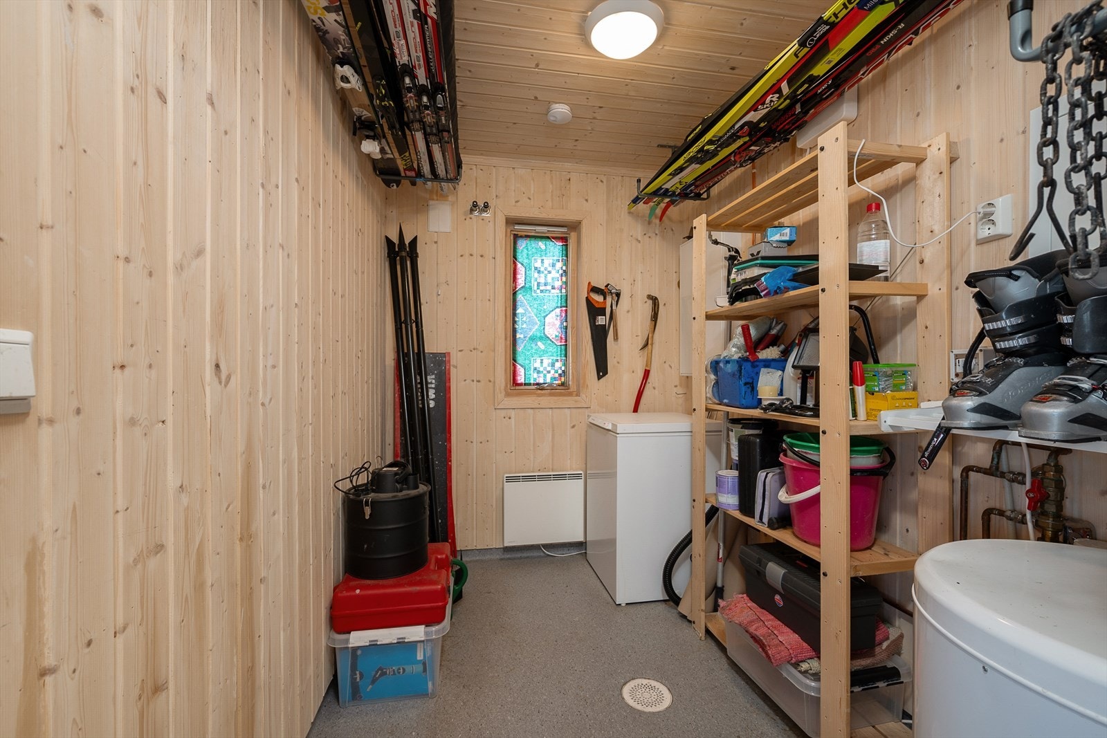 Utvendig bod på 5 m² med teknisk rom med bl.a varmtvannsbereder og stoppekran. Galleribilde