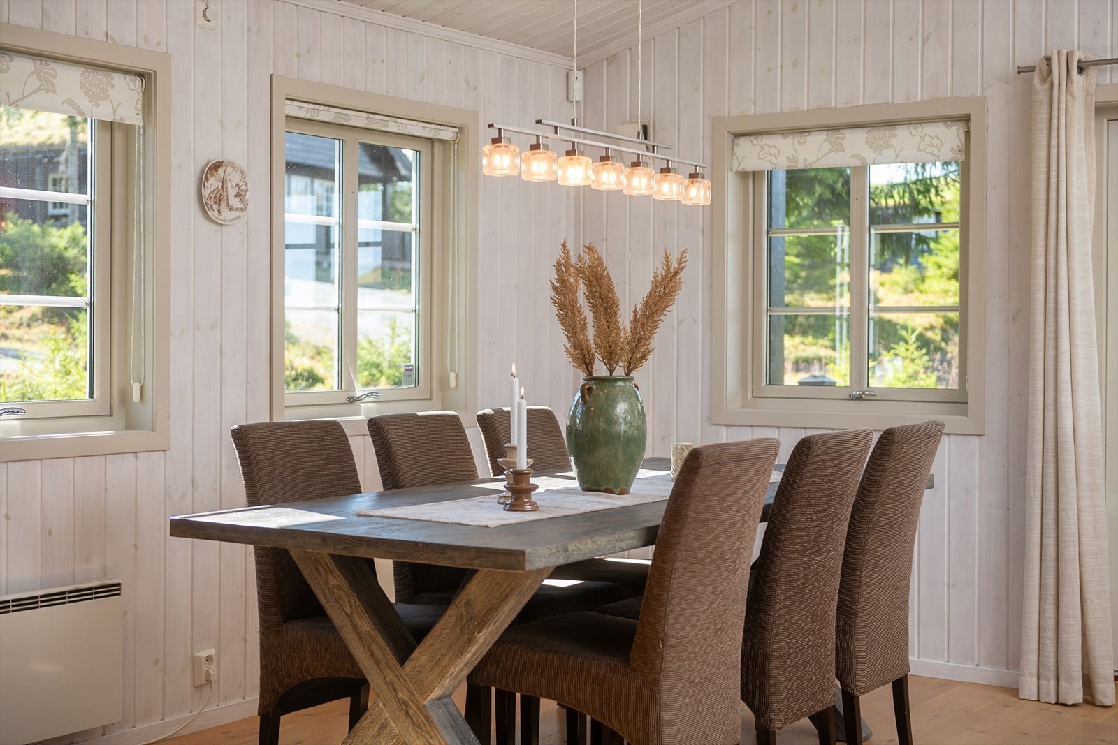 Spisestuen har god plass til langbord egnet for hyggelige, felles måltider. Galleribilde