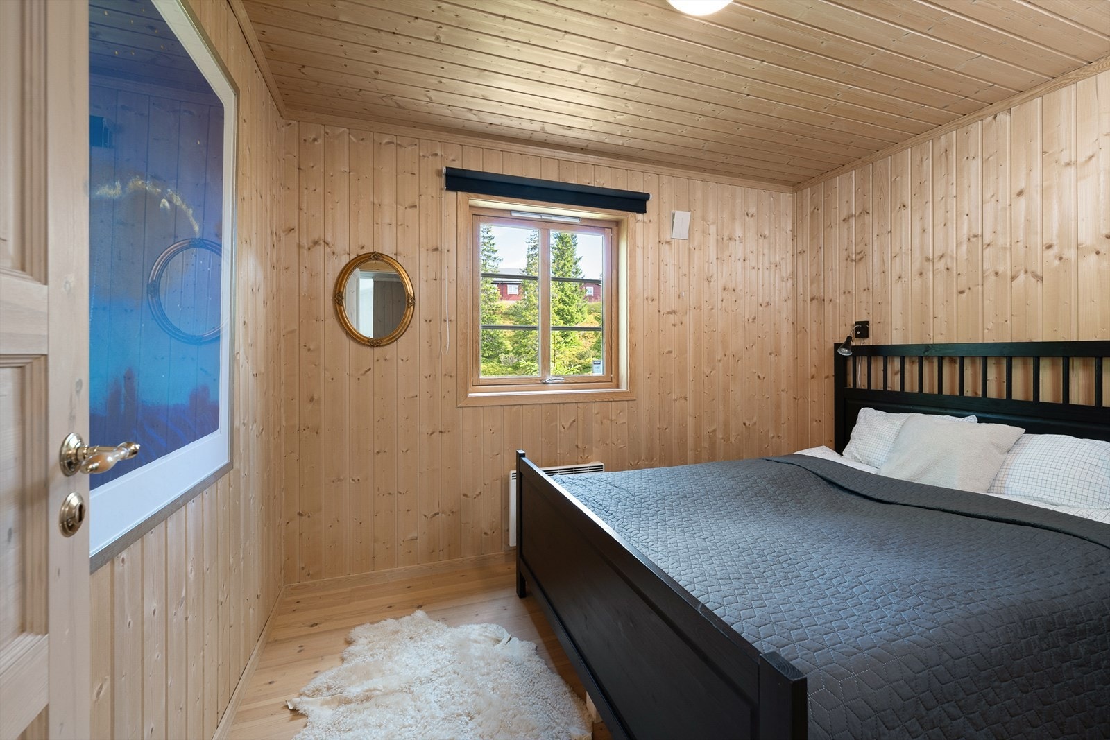 Alle soverommene har panel på veggene og tregulv. Galleribilde