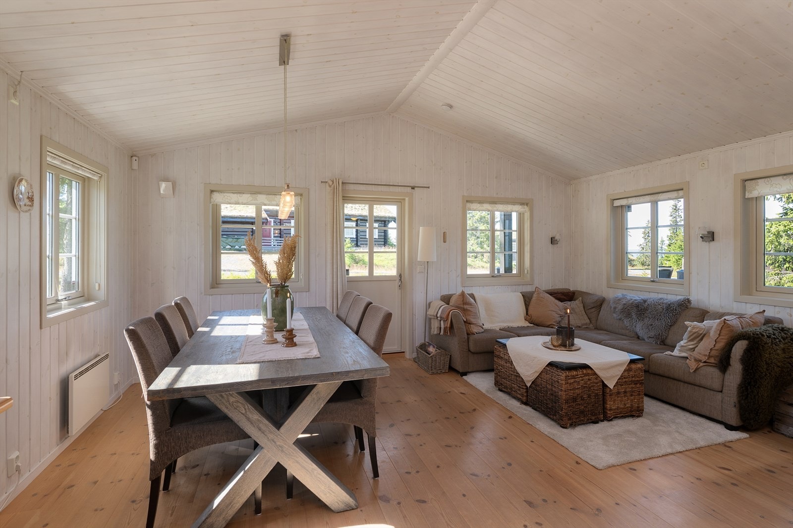 Stuen har plass til en stor sofagruppe. Det kommer rikelig med naturlig lys inn i rommet. Galleribilde