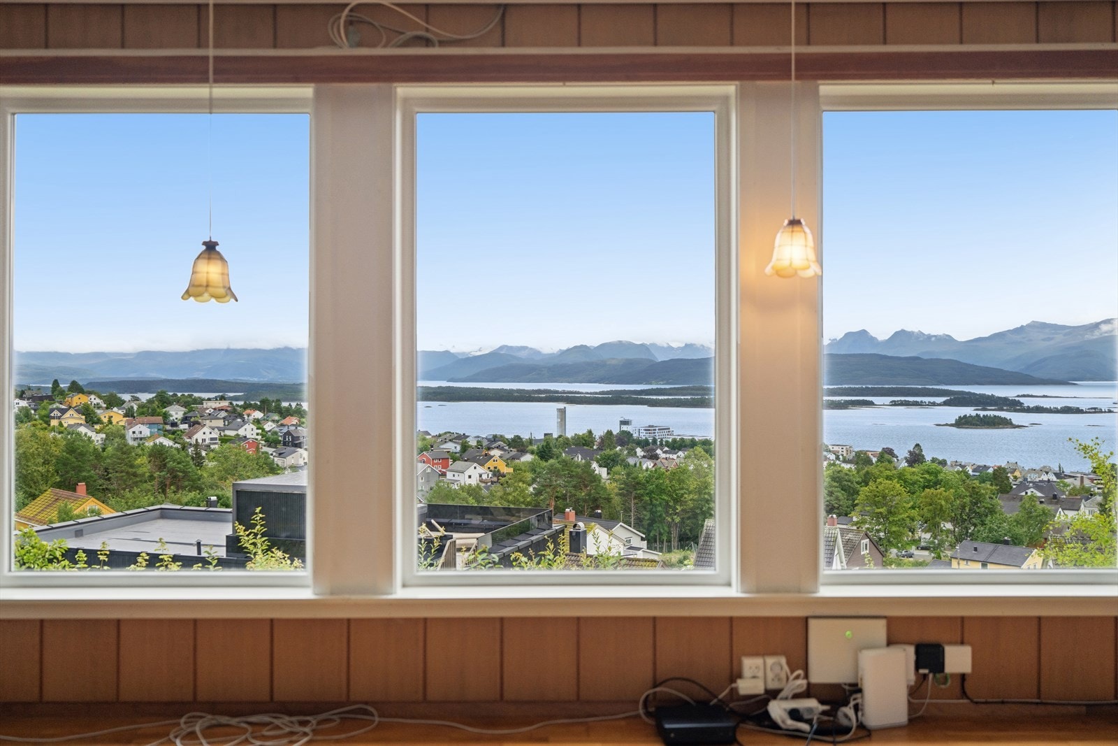 Fra de store stuevinduene er det vidstrakt utsikt over by og fjord. Galleribilde