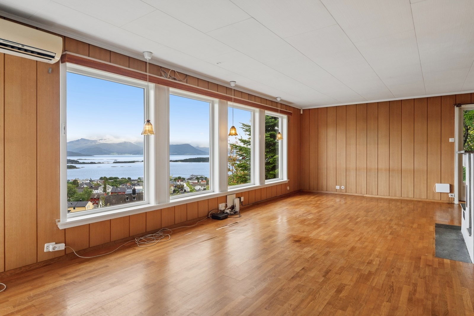 Stuen har en luft-til-luft varmepumpe for effektiv oppvarming. Galleribilde